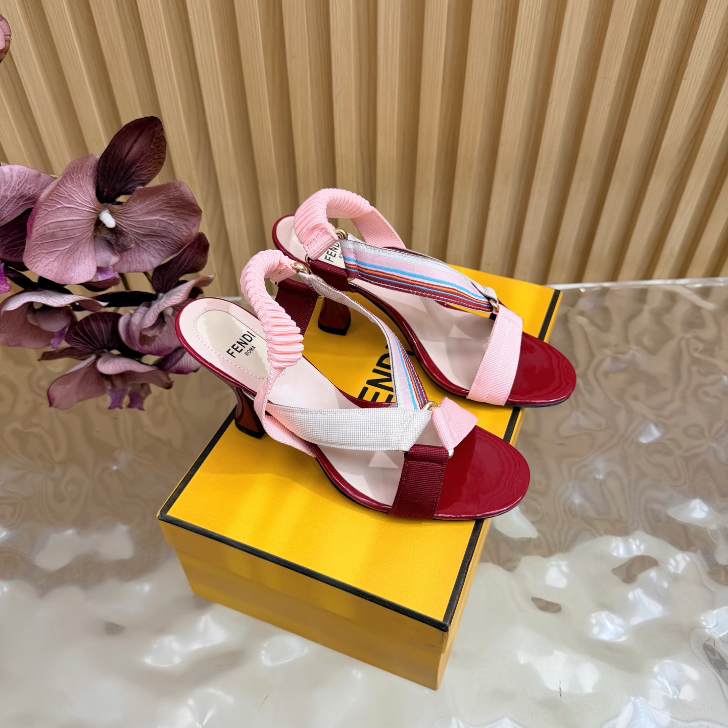 NO:958247,2026 early spring new style. New FENDI butterfly high-heeled sandals on the counter catwalk. Exclusive molded hollow heel design is very distinctive. Fendi has never let us down. Sexy and distinctive. ★Original material. Lining. Water-dyed sheepskin. Sole. Italian genuine leather outsole. Elegant style. Creates a different feeling. Heel height 8.5cm. Counter packaging. Simple and elegant style!  show bdetails ———————————— ⊿size.｜35-42 (40 41 42 customization is not returnable), high heels and sandals, fendi, sandals, high heels, sheepskin, Leather soles198609092026早春新款 专柜走秀新款FENDI 蝴蝶高跟凉鞋 独家开模的镂空跟设计极具特色 fendi家从来没有让我们失望过,性感又带点特色 ★原版材质 内里 水染羊皮 鞋底 意大利真皮大底 优雅风格 创造不一样的感觉 跟高8.5cm 专柜包装 简约气质款式！ show bdetails ————————————  ⊿size. ｜35-42（40 41 42定制不退换）,高跟鞋凉鞋,fendi,sandals,high heels,sheepskin,Leather soles,Women's Shoes