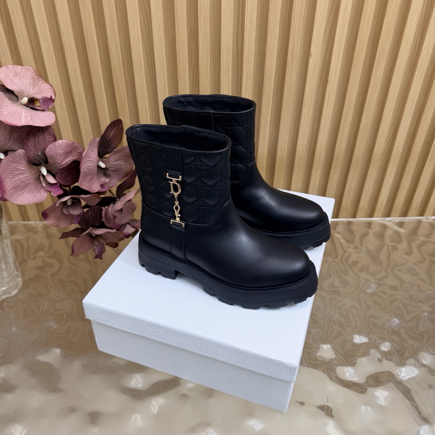 NO:958155,Dior | Dior 2026 Autumn and Winter New Style British Style Short Boots/Long Boots Series, who doesn’t want to own a pair of cool British style boots? The counter features new styles. New Martin British style hard goods. Purchasing level!  Full of high-end feel!  A popular model among bloggers at home and abroad, it’s retro and fashionable, and your feet look stunning!  The official website’s main recommendation★ Original custom-made cowhide for uppers Lining: Imported cowhide lining Original molded outsole Shoe size: 35-41 (40, 41, customization is non-refundable), boots, dior, dior, boots, cowhide19860909Dior | 迪奥 2026秋冬新款 英伦风短靴/长靴系列,谁不想拥有一双酷帅的英伦风靴子 专柜主打新款 马丁英伦风硬货上新 代购级别！高级感十足！国内外博主刷爆的一款,复古又时髦 上脚美炸了！官网主推款★ 鞋面原版定制牛皮  内里: 进口牛皮里 大底原版成型大底 鞋码: 35-41（40、41、定制不退换）,靴子,dior,dior,boots,cowhide,Women's Shoes