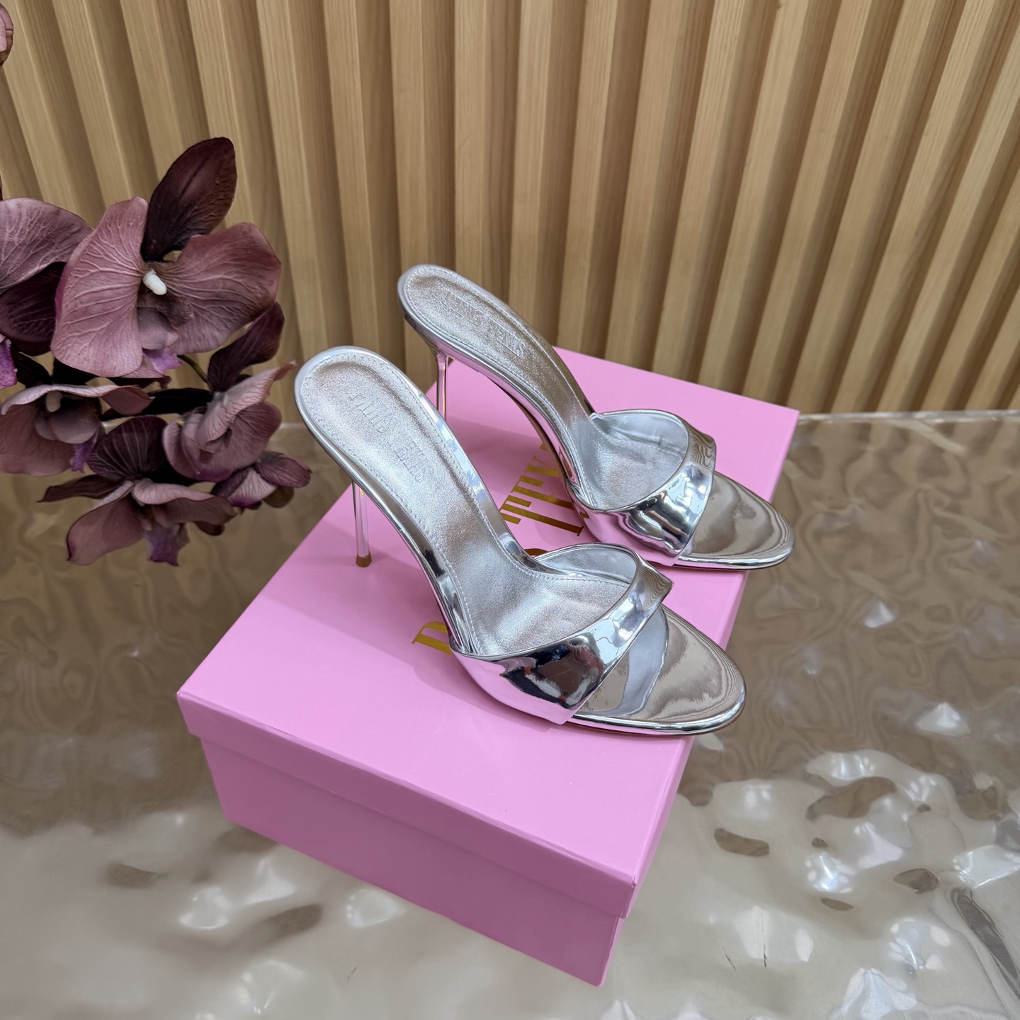 NO:958445,(Stiletto) Paris Texas Mule high-heeled slippers. The intersection of futurism and millennium aesthetics. True fashion often comes from the courage to break the rules. This pair of Paris Texas high-heeled Mule slippers is exactly such a work of art full of avant-garde attitude.  The upper is made of liquid metal material with a mirror effect, reflecting a cold and high-end luster; the transparent wide band design cleverly deconstructs the heavy feeling of traditional shoes, giving your feet a great sense of breathing and lightness. The slender and straight high heels are synonymous with elegance and modernity. It is not only a pair of shoes, but also an effortless fashion statement. Wearing it, whether at a neon party or on a sunny street, can keep you uniquely cool and dazzling.  Upper patent leather, inner foot pads, imported high-quality goatskin, heel height 10.5, Italian cowhide outsole, size-(/customized, non-returnable), colors and colors on sale!  Packaging full set of original packaging, top grade version, high heels, high heels, slippers, cowhide, sheepskin19860909（细跟）  Paris Texas 穆勒高跟拖鞋 未来主义与千禧美学的交织 真正的时髦,往往赢在敢于打破常规的勇气.这双 Paris Texas 高跟穆勒拖,正是这样一件充满先锋态度的艺术品. 鞋面采用具有镜面效果的液态金属材质,折射出冷冽而高级的光泽；透明的宽带设计巧妙地解构了传统鞋履的厚重感,赋予双脚极大的呼吸感与轻盈姿态.纤细挺拔的高跟则是优雅与现代的代名词. 它不仅是一双鞋,更是一种不费力的时髦宣言.穿上它,无论是在霓虹闪烁的派对,还是在阳光明媚的街头,都能让你保持独有的清冷与耀眼. 鞋面 漆皮 内里垫脚 进口优质山羊皮 跟高10.5 鞋底意大利牛皮大底 码数-（/定制不退换） 颜色色系发售！ 包装全套原版包装 等级顶级版,高跟鞋,high heels,slippers,cowhide,sheepskin,Women's Shoes