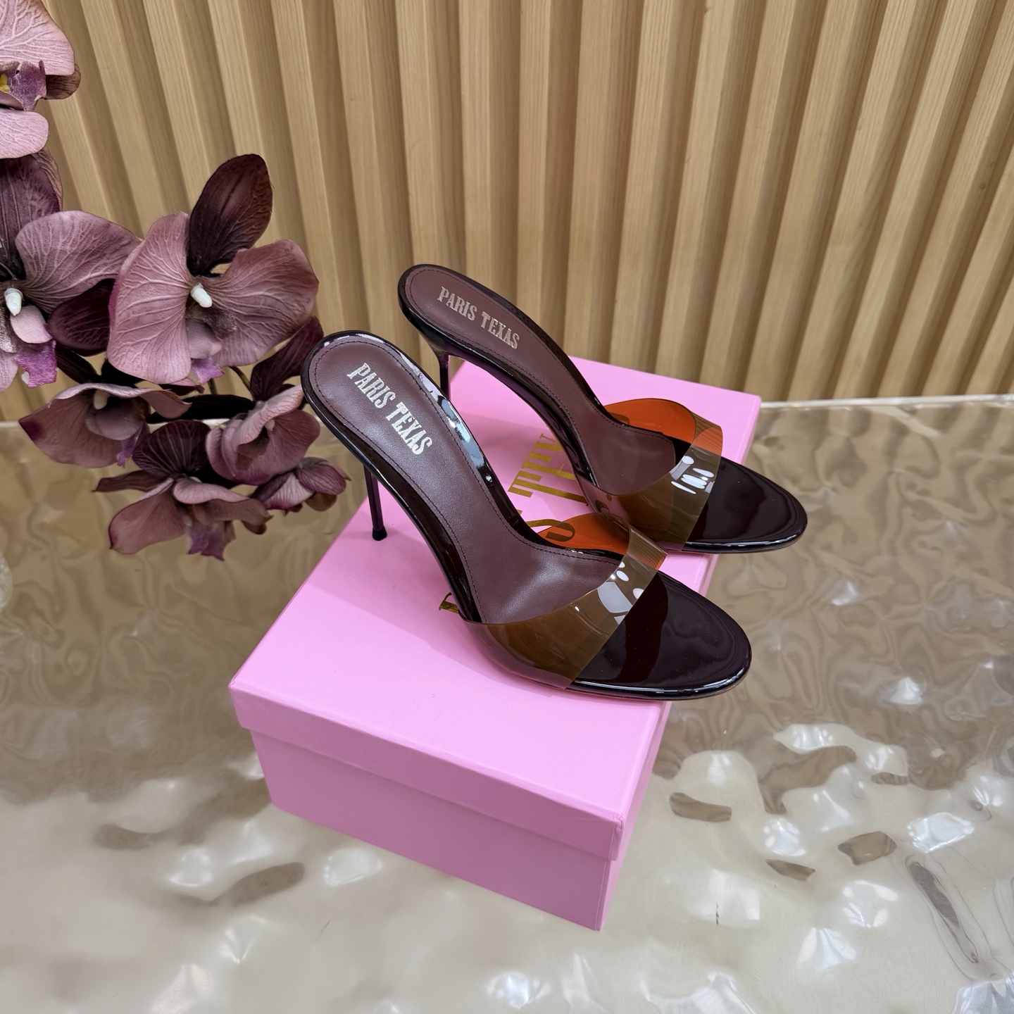 NO:958451,(Film) Paris Texas Mule high-heeled slippers. The intersection of futurism and millennium aesthetics. True fashion often wins with the courage to break the rules. This pair of Paris Texas high-heeled Mule slippers is exactly such a work of art full of avant-garde attitude.  The upper is made of liquid metal material with a mirror effect, reflecting a cold and high-end luster; the transparent wide band design cleverly deconstructs the heavy feeling of traditional shoes, giving your feet a great sense of breathing and lightness. The slender and straight high heels are synonymous with elegance and modernity. It is not only a pair of shoes, but also an effortless fashion statement. Wearing it, whether at a neon party or on a sunny street, can keep you uniquely cool and dazzling.  Upper, film, inner padding, imported high-quality goatskin, heel height 10.5, Italian cowhide outsole, size-(/customized, non-refundable), colors and colors on sale!  Packaging full set of original packaging, top grade version, high heels, high heels, slippers, cowhide, sheepskin19860909（胶片）  Paris Texas 穆勒高跟拖鞋 未来主义与千禧美学的交织 真正的时髦,往往赢在敢于打破常规的勇气.这双 Paris Texas 高跟穆勒拖,正是这样一件充满先锋态度的艺术品. 鞋面采用具有镜面效果的液态金属材质,折射出冷冽而高级的光泽；透明的宽带设计巧妙地解构了传统鞋履的厚重感,赋予双脚极大的呼吸感与轻盈姿态.纤细挺拔的高跟则是优雅与现代的代名词. 它不仅是一双鞋,更是一种不费力的时髦宣言.穿上它,无论是在霓虹闪烁的派对,还是在阳光明媚的街头,都能让你保持独有的清冷与耀眼. 鞋面 胶片 内里垫脚 进口优质山羊皮 跟高10.5 鞋底意大利牛皮大底 码数-（/定制不退换） 颜色色系发售！ 包装全套原版包装 等级顶级版,高跟鞋,high heels,slippers,cowhide,sheepskin,Women's Shoes