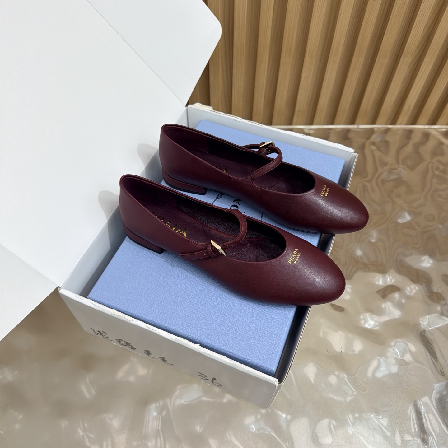 NO:958438,High version | Prada 5 new products New Mary Jane sandals/shoes series in the counter —————————— Comes with airplane box Upper calfskin Specific mixed sheepskin lining Outsole Original molded rubber sole Shoe size: 35-42 (customized 40, 41, 42 are not returnable) Original counter full set of luxury packaging, single shoes, prada, sandals, mary jane, cowhide, sheepskin19860909高版本 | Prada 5 新品 专柜新款玛丽珍凉鞋/单鞋 系列上新 ——————————配飞机盒 鞋面小牛皮  内里特定混种羊皮内里 大底原版开模橡胶底 鞋码:35-42（40、41、42定制不退换） 原版专柜全套豪华包装,单鞋,prada,sandals,mary jane,cowhide,sheepskin,Women's Shoes