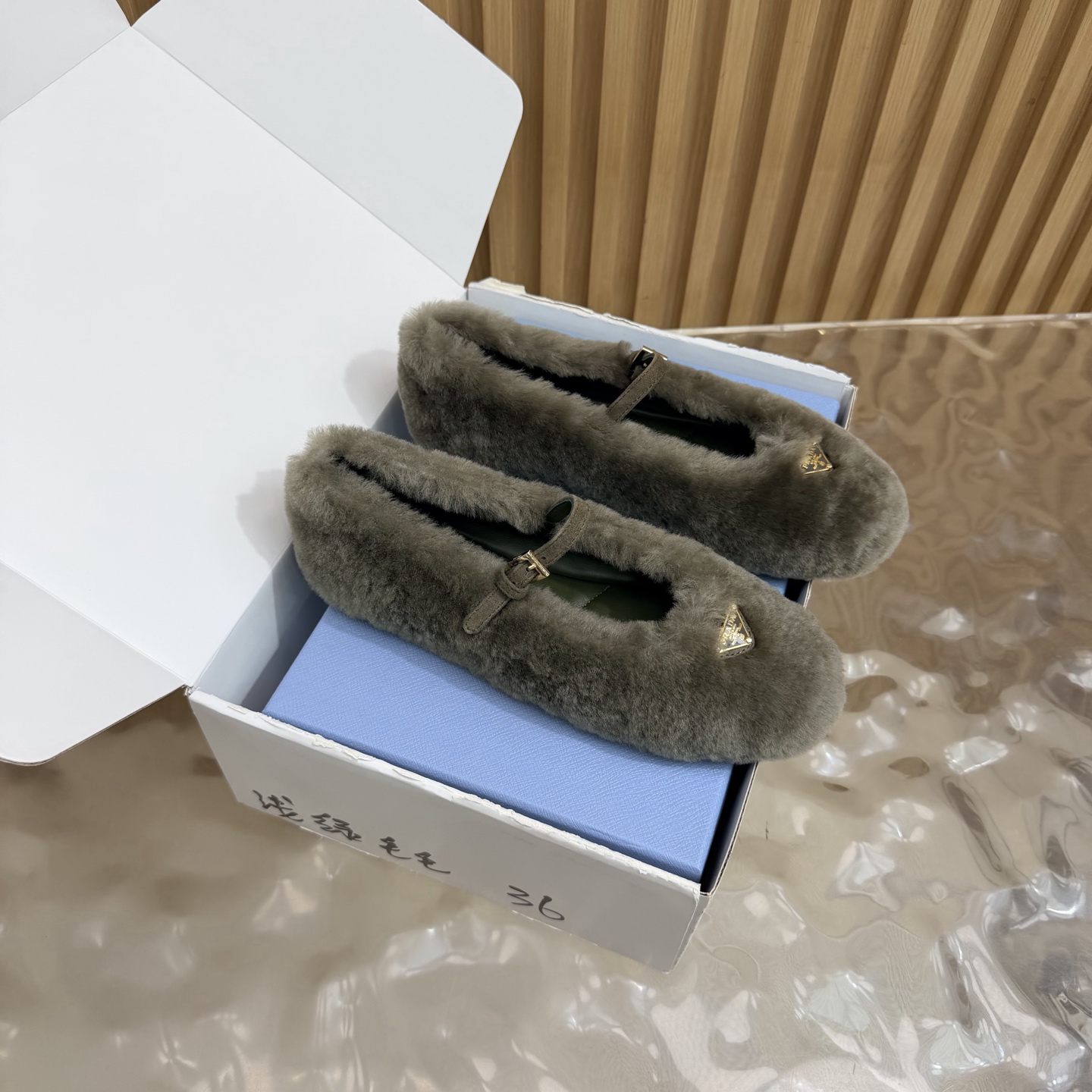 NO:958428,High version | Prada 5 new products New Mary Jane sandals/shoes series in the counter —————————— Comes with airplane box Wool uppers Specific hybrid sheepskin lining Outsole Original molded rubber sole Shoe size: 35-42 (customized 40, 41, 42 are not returnable) Original counter full set of luxury packaging, furry shoes, prada, sandals, mary jane, sheepskin19860909高版本 | Prada 5 新品 专柜新款玛丽珍凉鞋/单鞋 系列上新 ——————————配飞机盒 鞋面羊毛  内里特定混种羊皮内里 大底原版开模橡胶底 鞋码:35-42（40、41、42定制不退换） 原版专柜全套豪华包装,毛毛鞋单鞋,prada,sandals,mary jane,sheepskin,Women's Shoes