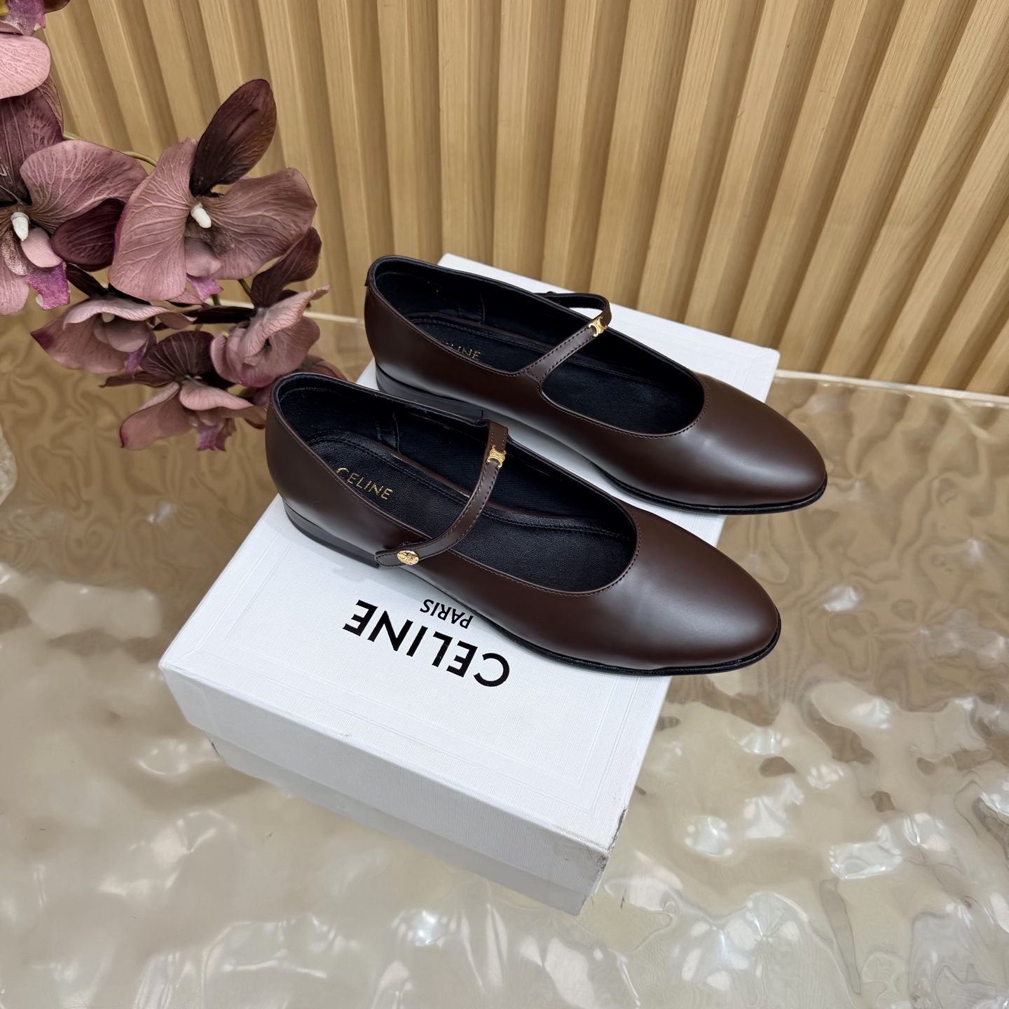 NO:958418,2026 spring and summer new Mary Jane shoes Celine spring and summer Arc de Triomphe fashion shoes and loafers. Elegant, low-key and charming. The upper feet are really super slim and super beautiful. The exquisite Arc de Triomphe logo specific to the C family is so beautiful. Original patent leather upper/open edge beads. Top-grade mixed sheepskin lining/foot pads. Italian genuine cowhide outsole. High flat heel.  Size35-41 (40, 41, 42 customized), single shoes, celine, chanel, loafers, mary jane, cowhide, sheepskin198609092026春夏新款玛丽珍单鞋 Celine春夏凯旋门时装鞋 乐福鞋 优雅又低调迷人 上脚真的超级显瘦超级美 C家特定的精致凯旋门logo 好看到爆 鞋面原版漆皮/开边珠 内里/垫脚采用顶级混种羊皮 意大利真牛皮大底 跟高平底 Size35-41（40、41、42定制）,单鞋,celine,chanel,loafers,mary jane,cowhide,sheepskin,Women's Shoes