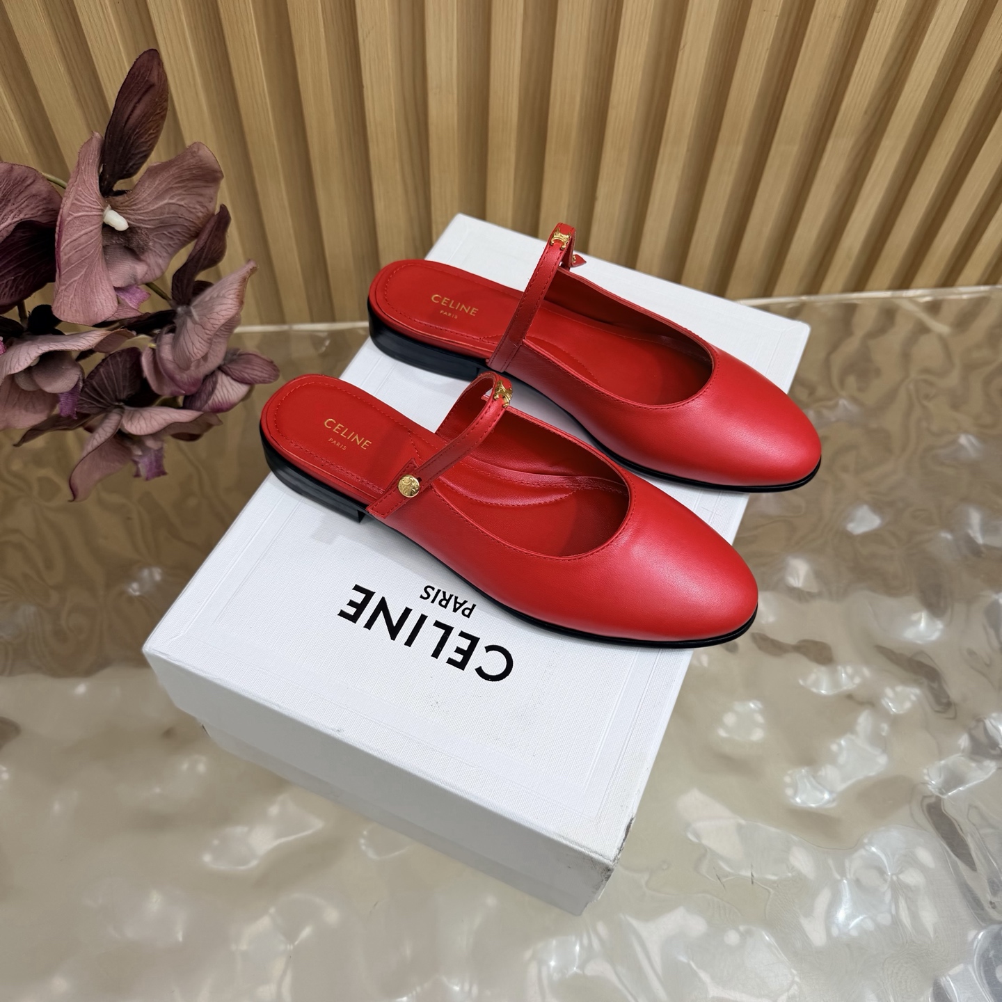 NO:958423,2026 spring and summer new Marie half-flop Celine spring and summer Arc de Triomphe fashion shoes and loafers. Elegant, low-key and charming. The upper feet are really super slim and super beautiful. The exquisite Arc de Triomphe logo specific to the C family is so eye-catching. The upper is original cowhide. The lining/foot pads are made of top-grade mixed sheepskin. Italian genuine cowhide outsole. High flat heel.  Size35-41 (customized for 40, 41, 42), single shoes, celine, chanel, loafers, cowhide, sheepskin198609092026春夏新款玛丽半拖 Celine春夏凯旋门时装鞋 乐福鞋 优雅又低调迷人 上脚真的超级显瘦超级美 C家特定的精致凯旋门logo 好看到爆 鞋面原版牛皮 内里/垫脚采用顶级混种羊皮 意大利真牛皮大底 跟高平底 Size35-41（40、41、42定制）,单鞋,celine,chanel,loafers,cowhide,sheepskin,Women's Shoes