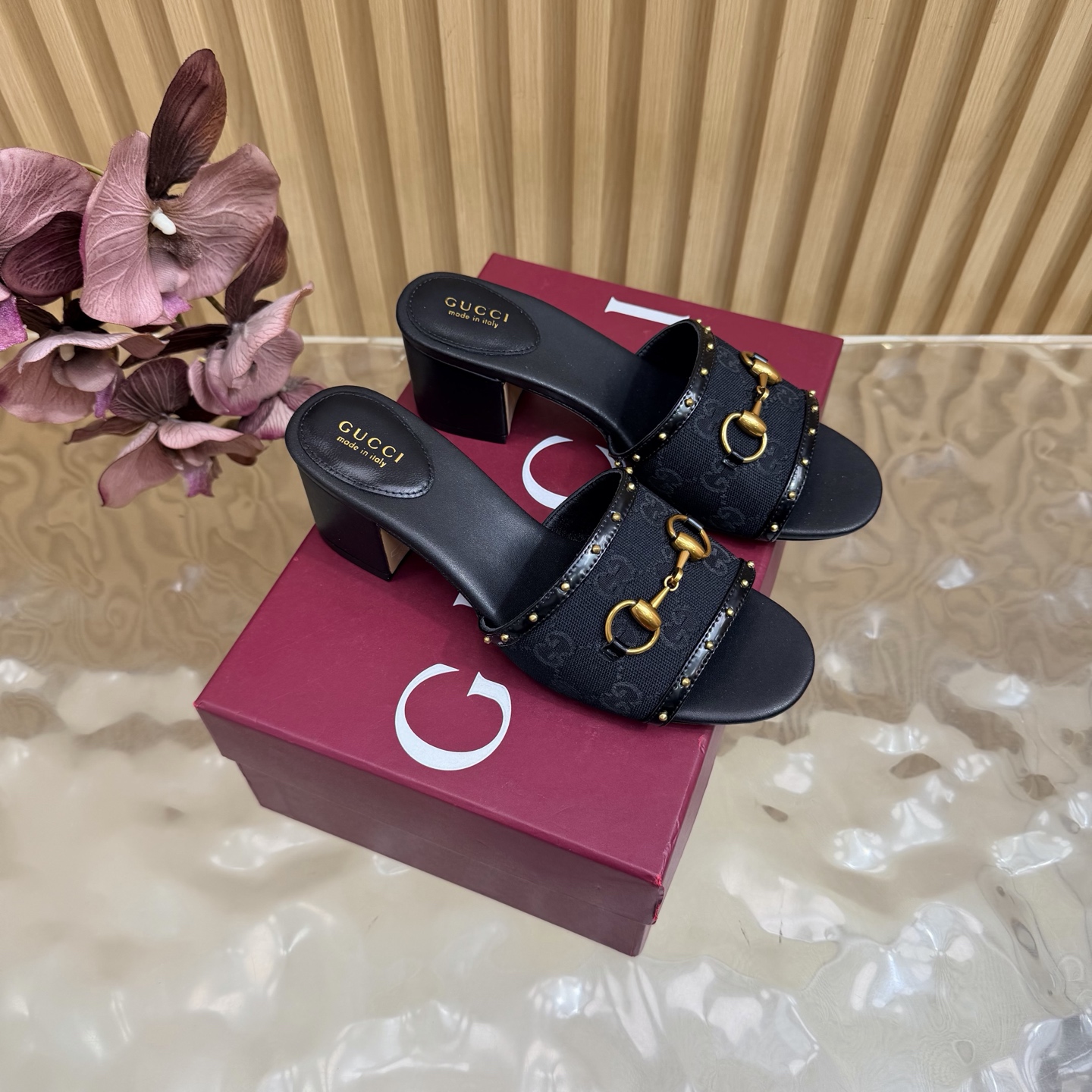 NO:958412,2026S spring and summer new Gucci new rivet pointed toe thick heel slippers ————————————  The upper adopts the most classic and iconic logo. The eye-catching feature is that the heel can be pressed and dragged casually. It is better to wear two pairs of shoes with trousers and skirts without any sense of incompatibility when entering or leaving any place. The high-quality layered leather square kitten heel with silver sequins adds to its unparalleled visual impact. Elegance and intellectuality are integrated. This pair of shoes meets the various requirements of fairies. It is truly the best of the best. The upper is velvet/cloth. The heel height is 5.5cm. The outsole is genuine leather.  Size 35-41 (40, 41, 42 customized), high heels and slippers, gucci, high heels, slippers, skirts, Leather soles198609092026S 春夏新款Gucci新款铆钉尖头粗跟 拖鞋 ———————————— 鞋面采用最经典标志性Logo,吸睛之处在后跟可随性压跟而拖,一鞋两穿更好搭配裤装和裙装出入任何场所都毫无违和感哦高质量的层皮方形小猫跟配以银色亮片更显其无与伦比的视觉冲击力,优雅与知性相互融合,一对鞋满足了仙女们的种种要求,实属精品中的精品 鞋面丝绒/布面 跟高5.5cm 大底真皮大底 码数35-41（40、41、42定制）,高跟鞋拖鞋,gucci,high heels,slippers,skirts,Leather soles,Women's Shoes