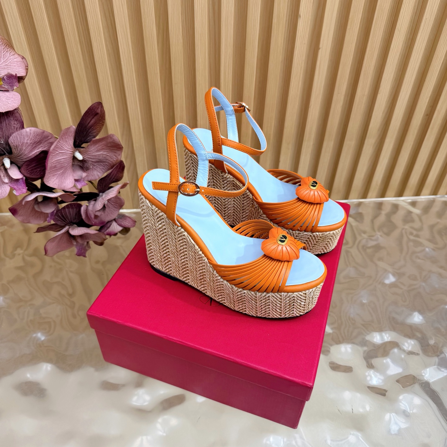 NO:958407,Popular Valentin classic big V buckle wedge straw straw high heel sandals with classic big V buckle element design and matching —————————— High-heeled sandals Highlights the brand’s unique design style Luxurious and fashionable Highly identifiable Exquisite round toe Perfect side curves Specially pure taste Little wild and ladylike temperament Full of femininity The upper is made of cowhide The lining is made of mixed sheepskin Original molded hardware buckle Italian imported cowhide outsole  Heel height 12cm, size 35-39 (40/41/42 customized), high heels sandals, valentino, valentino, sandals, high heels, espadrilles, cowhide, sheepskin19860909爆款 Valentin华伦天伦经典大V扣 坡跟草编 高跟凉鞋经典的大V扣元素设计搭配 ————————————— 彰显了品牌独有的设计风格 奢华时尚 极有辨识度 精致的圆头 侧身弧线完美 味儿特别纯正 小小野性  名媛气质女人味十足 鞋面采用牛皮 内里采用混种羊皮 原版开模五金扣 意大利进口牛皮大底 跟高12cm 码数35-39（40/41/42定制）,高跟鞋凉鞋,valentino,valentino,sandals,high heels,espadrilles,cowhide,sheepskin,Women's Shoes