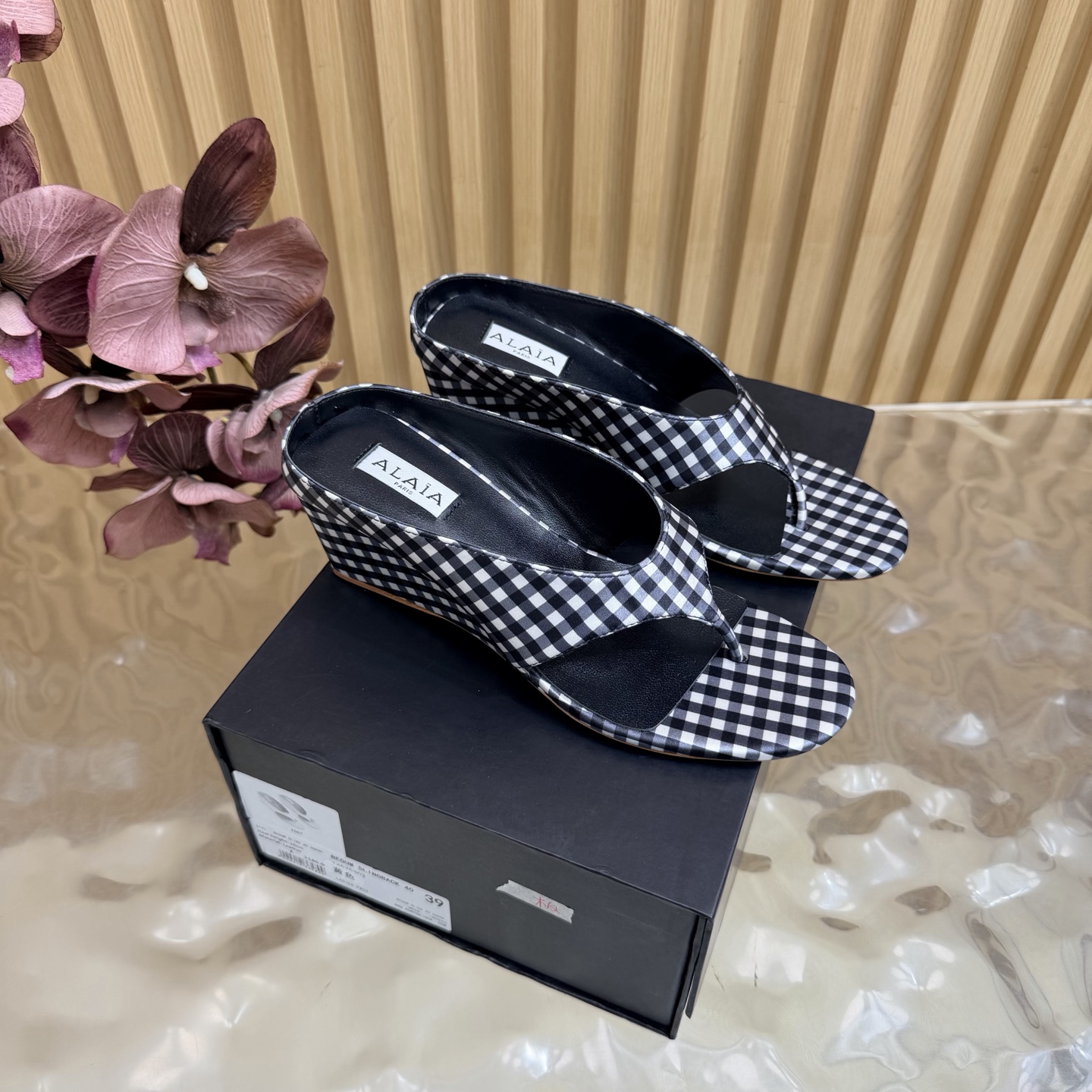 NO:958402,ALAIA 26ss new spring and summer braided wedge-heeled slippers ————————————— This soft fishnet shoe with a bare skin feel, matched with rubber soles, brings a comfortable wearing experience. It is an essential fashionable item in the spring and summer wardrobe. Light and breathable, summer relaxed aesthetics, breathable mesh sun and moonlight pouring in, intertwined with a vague and permeable aesthetics. Mesh design, full of breathability, breathable and not stuffy. Round toe design releases toe space  It can be worn with thin socks or barefoot. The Velcro design allows you to run without having to worry about heel falling off. The upper is made of plaid cloth and the lining is sheepskin. The sole is original outsole. Size 35-39 (40 41 42 is custom-made and cannot be returned or exchanged), split-toe shoes, alaia, slippers, sheepskin19860909ALAIA 阿莱亚 26ss春夏新款 编织夹角坡跟拖鞋 ————————————— 该款裸肌感柔软渔网鞋,搭配橡胶鞋底,带来舒适的穿着体验.是春夏衣橱必不可少的时髦单品. 轻盈透气 夏日松弛美学透气网面日月光倾泻 交织出若隐若现的透感美学 网面设计 呼吸感拉满 透气不闷热 圆头设计释放脚趾空间 搭配薄袜或光脚穿都可以 魔术贴的设计加持跑步都不用担心掉跟问题 鞋面采用格子布 内里垫脚羊皮 鞋底原版大底 码数35-39（40 41 42定做不退换）,分趾鞋,alaia,slippers,sheepskin,Women's Shoes