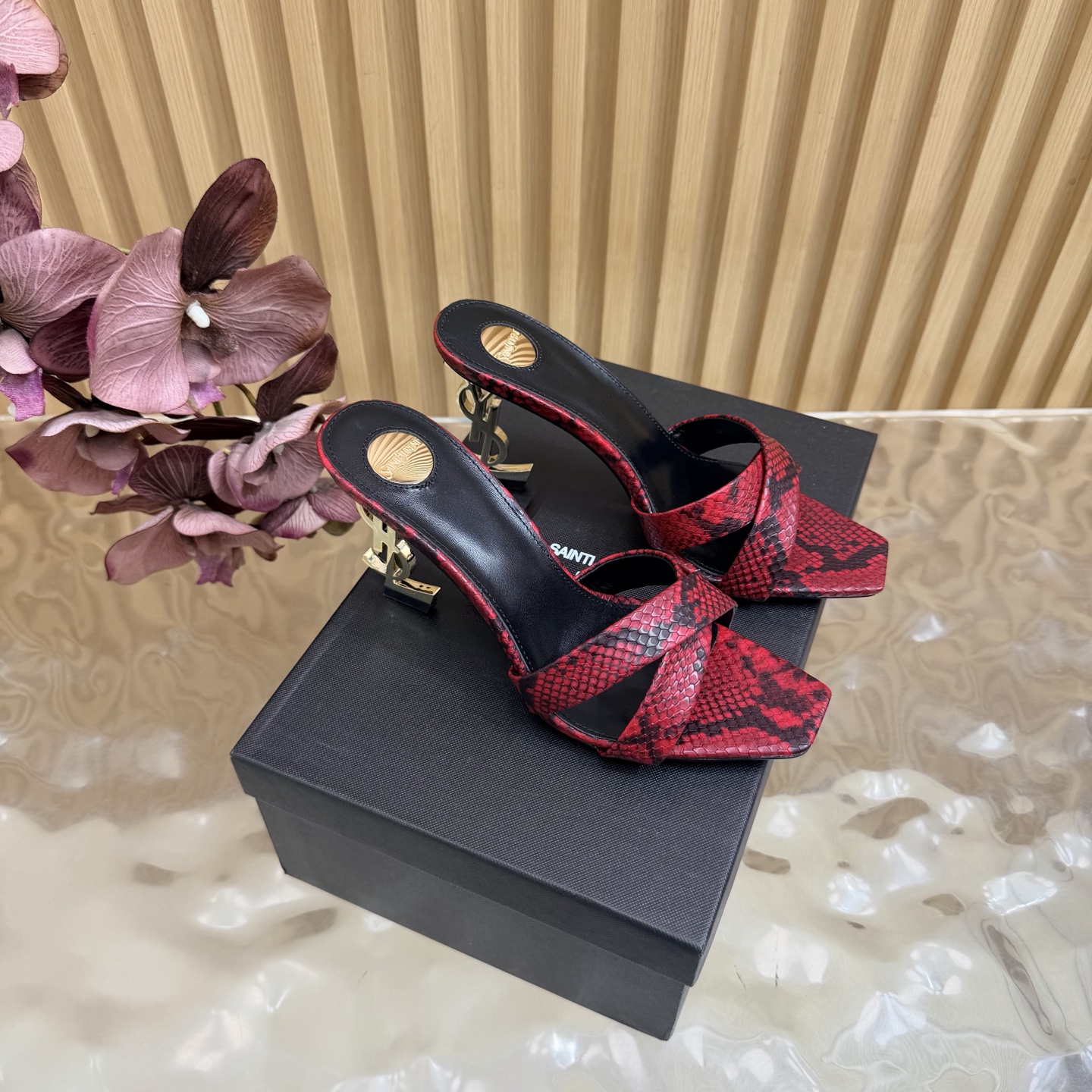 NO:958380,2026 spring and summer new YSL Saint Laurent / Saint Laurent YSL new agate hardware accessories are super super invincible and popular sandals —————————————— This hardware buckle of each layout in our house must be molded and customized at 1:1!  The effect is very comfortable, the foot feels great, and whether you pair it with jeans, a small suit, or a skirt, it can be matched naturally. Snake grain cowhide upper, sheepskin lining, genuine leather outsole, heel height 8.5cm, size 35-42 (40, 41, 42 customization is non-returnable and non-exchangeable), high heels and slippers, saint laurent, saint laurent, saint laurent, sandals, high  heels,slippers,skirts,jeans,cowhide,sheepskin,Leather soles198609092026春夏新款 YSL Saint Laurent / 圣罗兰ysl 新款玛瑙五金 配件超级超级无敌火爆的一个款凉鞋 —————————————— 这款我们家每个版面的五金扣都要开模1:1定制！效果非常舒服,脚感很棒,而且无论你搭配牛仔裤,小西服,裙子,都能搭配自然 鞋面蛇纹牛皮 内里羊皮 鞋底真皮大底 跟高8.5cm 尺码35-42（40、41、42定制不退不换),高跟鞋拖鞋,saint laurent,saint laurent,saint laurent,sandals,high heels,slippers,skirts,jeans,cowhide,sheepskin,Leather soles,Women's Shoes