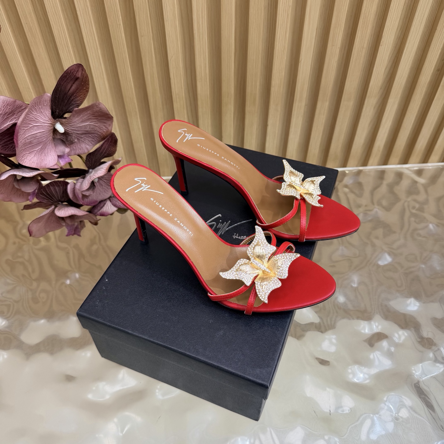 NO:958373,Giuseppe Zanotti 26ss new product, gold flower embellished high heels really understand women's hearts ———————————— GZ's high heels that are both men and women. I love them. They are indeed the brand that understands women best. They are sold out as soon as they are new. Especially the side line design is smooth, natural and slim. It makes the whole pair of shoes full of layers and feminine. No matter what your usual style is, please be sure to try it!  Upper cowhide, lining mixed sheepskin, original Italian genuine leather outsole, heel height 10cm, Size 35–41 (40, 41, 42, 43 customized, non-refundable and non-exchangeable), high heels, slippers, high heels, slippers, cowhide, sheepskin, Leather soles19860909Giuseppe Zanotti 26ss新品 金花点缀高跟鞋果然很懂女人心 ———————————— GZ斩男又斩女的高跟鞋 爱了 不愧是最懂女人的品牌 上新即售空 尤其是侧面线条设计流畅自然还很显瘦 让整双鞋层次感十足又富有女人味 不管你平时什么风格 请你一定要试试它！ 鞋面牛皮 内里是混种羊皮 原版意大利真皮大底 跟高10cm Size 35–41（40、41、42、43定制不退不换）,高跟鞋拖鞋,high heels,slippers,cowhide,sheepskin,Leather soles,Women's Shoes