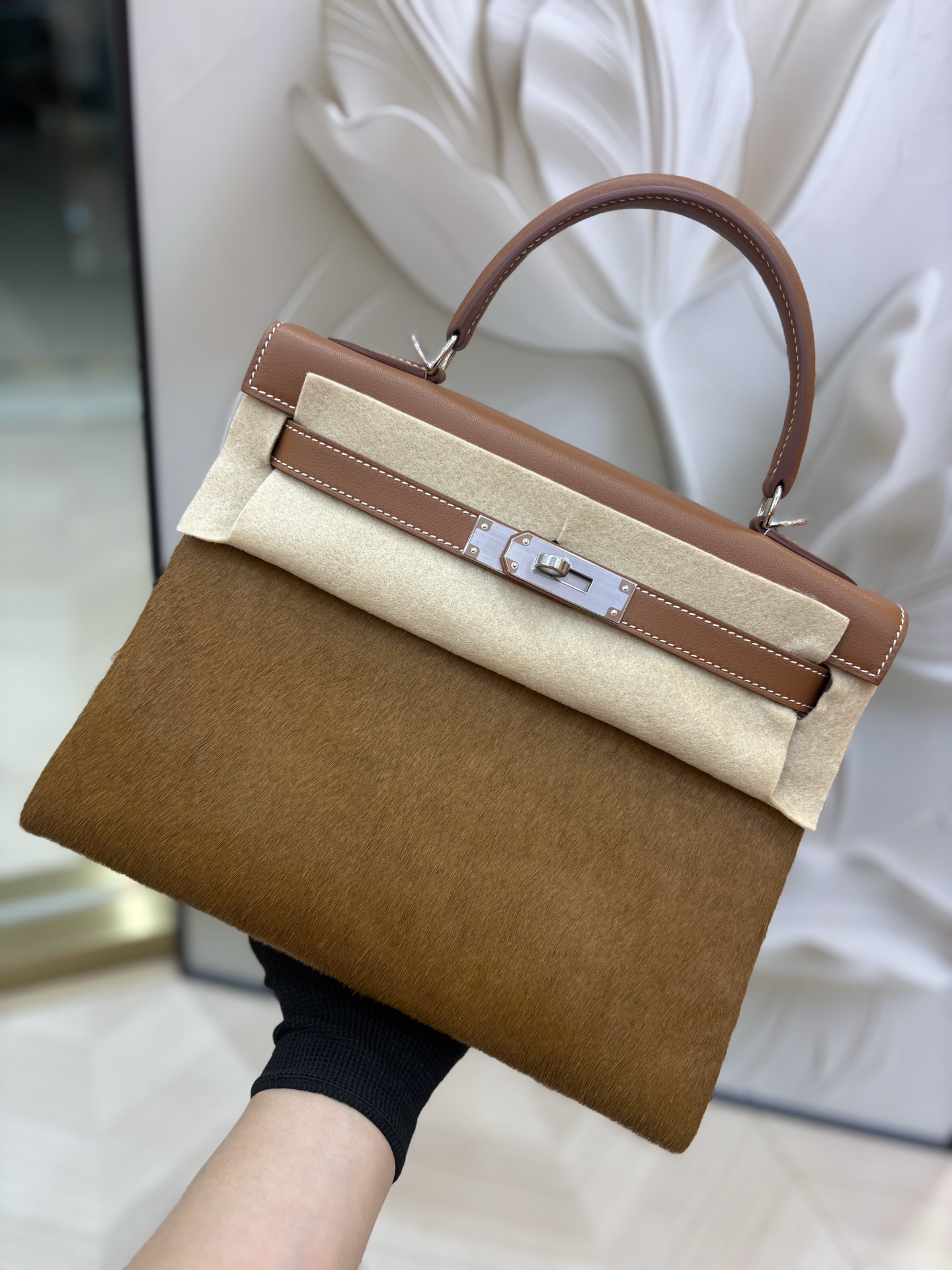 NO:713962,Kelly Kelly 25/28cm Original imported Swift leather with horse hair [golden brown] gold and silver buckle, hand-nailed, limited edition, counter synchronized, hand-waxed sewing, pure steel hardware, in stock, Hermes, hermes, stuart weitzman, Hermes,19860909Kelly 凯莉 25/28cm 原厂进口Swift皮拼马毛【金棕】金银扣 手工钉 限量版 专柜同步 手工蜡线缝制 纯钢五金 现货,爱马仕,hermes,stuart weitzman,Hermes,,Bag