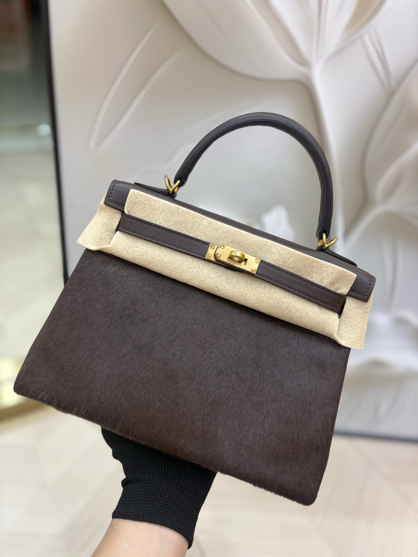 NO:713965,Kelly Kelly 25/28cm Original imported Swift leather with horse hair [ebony color] gold and silver buckle, hand-nailed, limited edition, counter synchronized, hand-waxed sewing, pure steel hardware, in stock, Hermes, hermes, stuart weitzman, Hermes,19860909Kelly 凯莉 25/28cm 原厂进口Swift皮拼马毛【乌木色】金银扣 手工钉 限量版 专柜同步 手工蜡线缝制 纯钢五金 现货,爱马仕,hermes,stuart weitzman,Hermes,,Bag