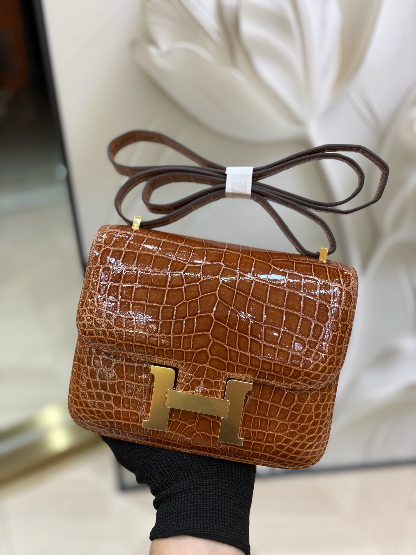 NO:741271,Kangkang new version with mirror Constance Kangkang 19cm imported high-gloss crocodile skin [golden brown] gold buckle limited edition counter synchronization fully handmade beeswax thread sewing pure steel hardware in stock, Hermes, hermes, crocodile skin, Hermes,19860909康康新版 配镜子 Constance 康康 19cm 进口高光鳄鱼皮【金棕】金扣 限量版 专柜同步 全手工蜜蜡线缝制 纯钢五金 现货,爱马仕,hermes,crocodile skin,Hermes,,Bag