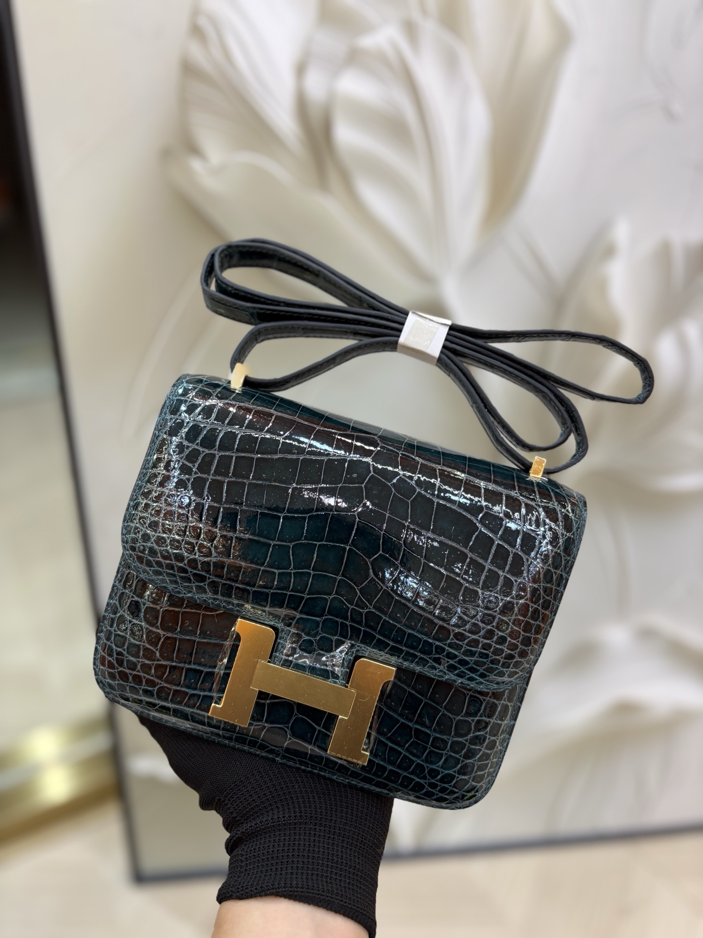 NO:741262,Kangkang new version with mirror Constance Kangkang 19cm imported high-gloss crocodile skin [cypress green] gold and silver buckle limited edition counter synchronization fully handmade beeswax thread sewing pure steel hardware in stock, Hermes, hermes, crocodile skin, Hermes,19860909康康新版 配镜子 Constance 康康 19cm 进口高光鳄鱼皮【松柏绿】金银扣 限量版 专柜同步 全手工蜜蜡线缝制 纯钢五金 现货,爱马仕,hermes,crocodile skin,Hermes,,Bag