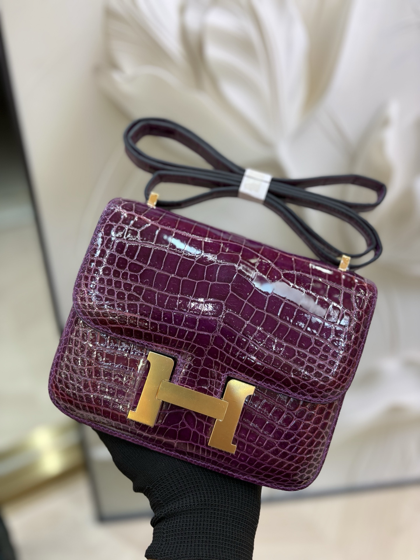NO:741268,Kangkang new version with mirror Constance Kangkang 19cm imported high-gloss crocodile skin [grape purple] gold and silver buckle limited edition counter synchronization fully handmade beeswax thread sewing pure steel hardware in stock, Hermes, hermes, crocodile skin, Hermes,19860909康康新版 配镜子 Constance 康康 19cm 进口高光鳄鱼皮【葡萄紫】金银扣 限量版 专柜同步 全手工蜜蜡线缝制 纯钢五金 现货,爱马仕,hermes,crocodile skin,Hermes,,Bag