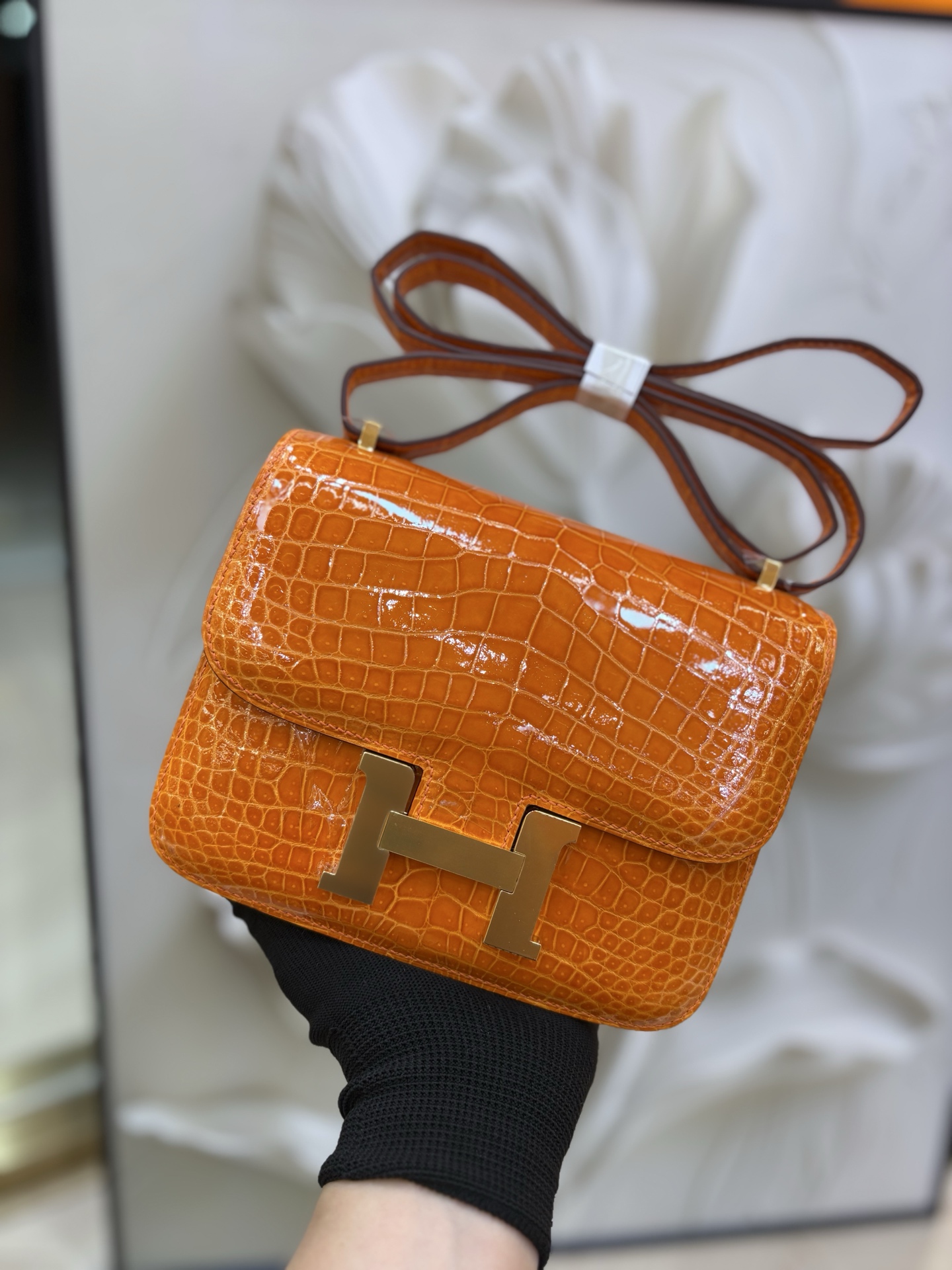 NO:741277,Kangkang new version with mirror Constance Kangkang 19cm imported high-gloss crocodile skin [orange] gold and silver buckle limited edition counter synchronization fully handmade beeswax thread sewing pure steel hardware in stock, Hermes, hermes, crocodile skin, Hermes,19860909康康新版 配镜子 Constance 康康 19cm 进口高光鳄鱼皮【橙色】金银扣 限量版 专柜同步 全手工蜜蜡线缝制 纯钢五金 现货,爱马仕,hermes,crocodile skin,Hermes,,Bag