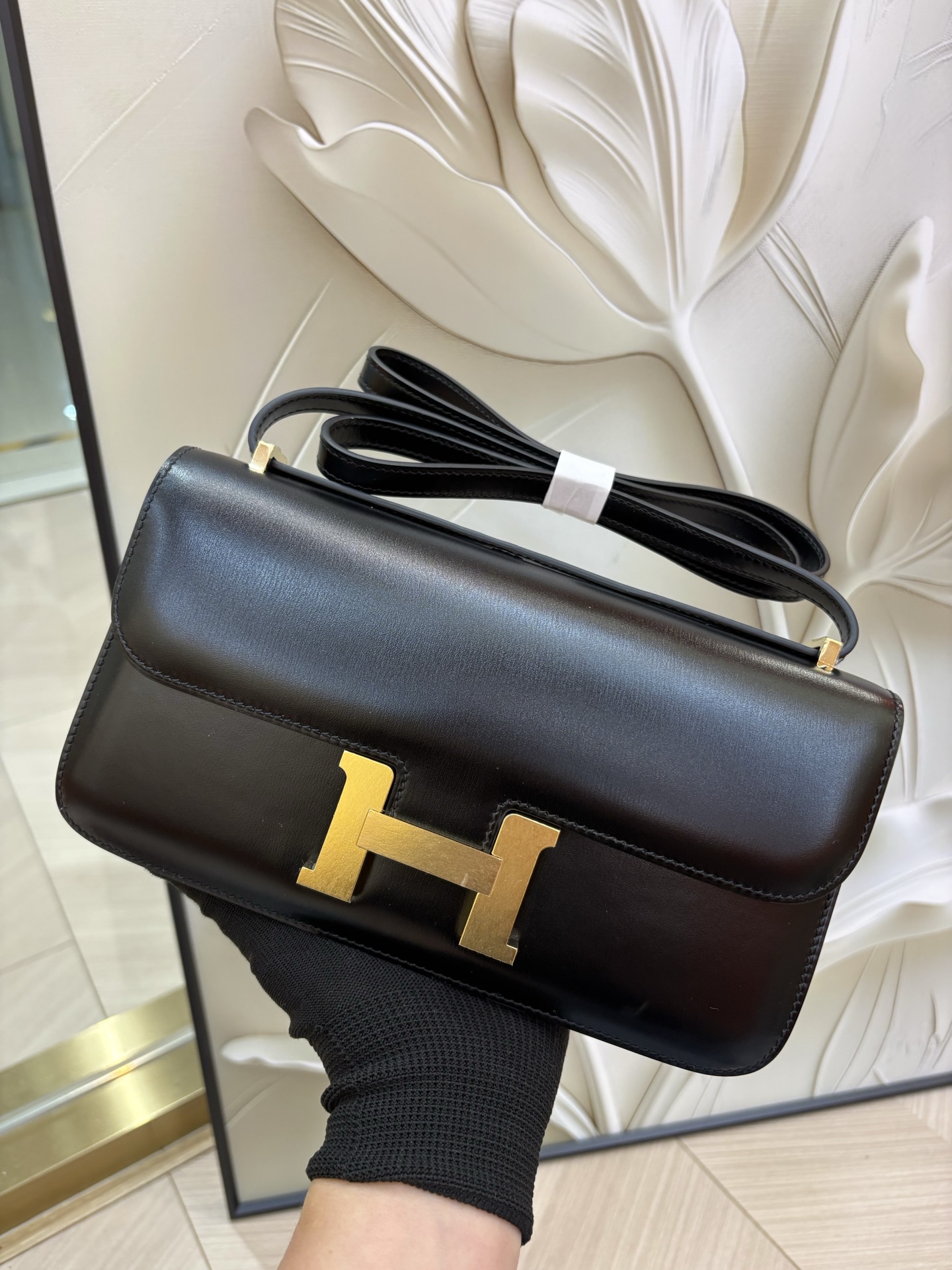 NO:811817,Kangkang 24elan mirror version. Gold and silver buckle in stock. The high-end feel of Box leather. It can be worn cross-body or on one shoulder. It can be worn as a cross-body or as a shoulder bag. It combines the sophistication of commuting and daily life. Hermes, hermes, Hermes,19860909康康 24elan 镜子版 金银扣现货 Box皮的高级感,可斜挎可单肩的百搭款,把通勤与日常的精致感,都稳稳拿捏住了.,爱马仕,hermes,Hermes,,Bag