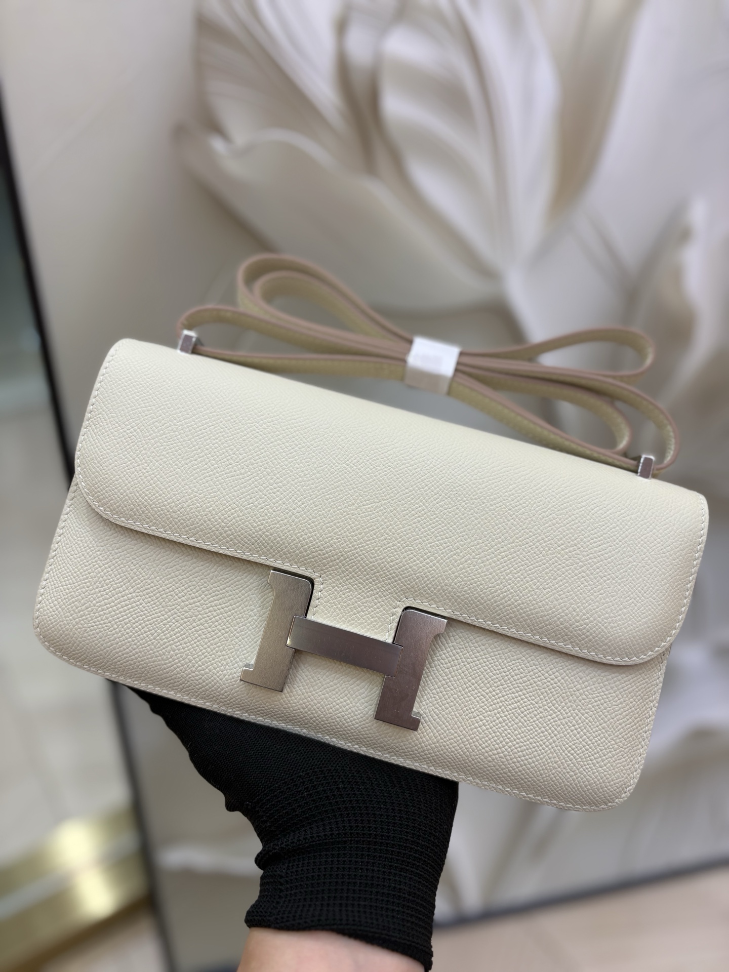 NO:811822,Kangkang 24elan mirror version, gold and silver buckle in stock, the neat texture of Esom leather, a versatile style that can be worn cross-body or on the shoulder, and can firmly grasp the sophistication of commuting and daily life., Hermes, hermes, Hermes,19860909康康 24elan 镜子版 金银扣现货 Esom皮的利落肌理,可斜挎可单肩的百搭款,把通勤与日常的精致感,都稳稳拿捏住了.,爱马仕,hermes,Hermes,,Bag