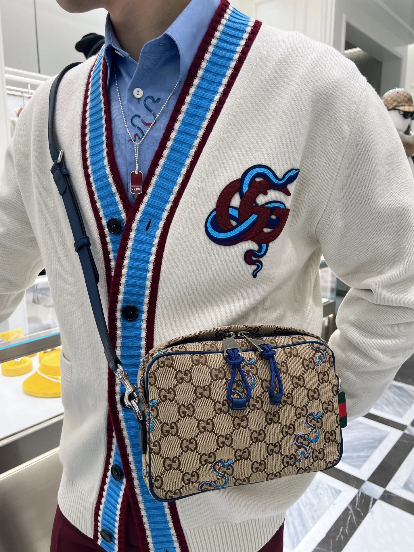 GUCCI\nSS蛇年限定刺绣立体章仔翻领间色羊毛开衫 从纽扣到纱线颜色都是定染的 章仔颜色完全秒杀看图版自行对比 最高版本 男女同款 宽松版 SML三个码 现货