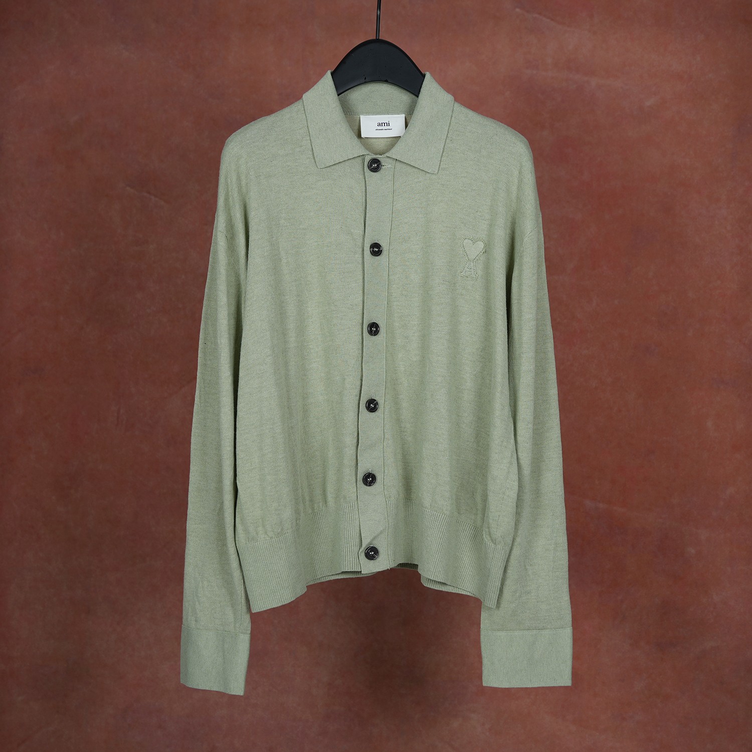 NO:575862,AMI 25 new autumn and winter style Thin embossed knitted cardigan with lapel 16-gauge wool cardigan Love heart decoration in the same color as the car cloth Loose version for men and women Short fashionable version Three colors sml,,alexander wang19860909AMI 25秋冬新款 翻领薄款浮雕针织开衫 16针羊毛开衫 车布同色爱心装饰 宽松版男女同款 短款时尚版型 三色sml,,alexander wang,Women's clothing