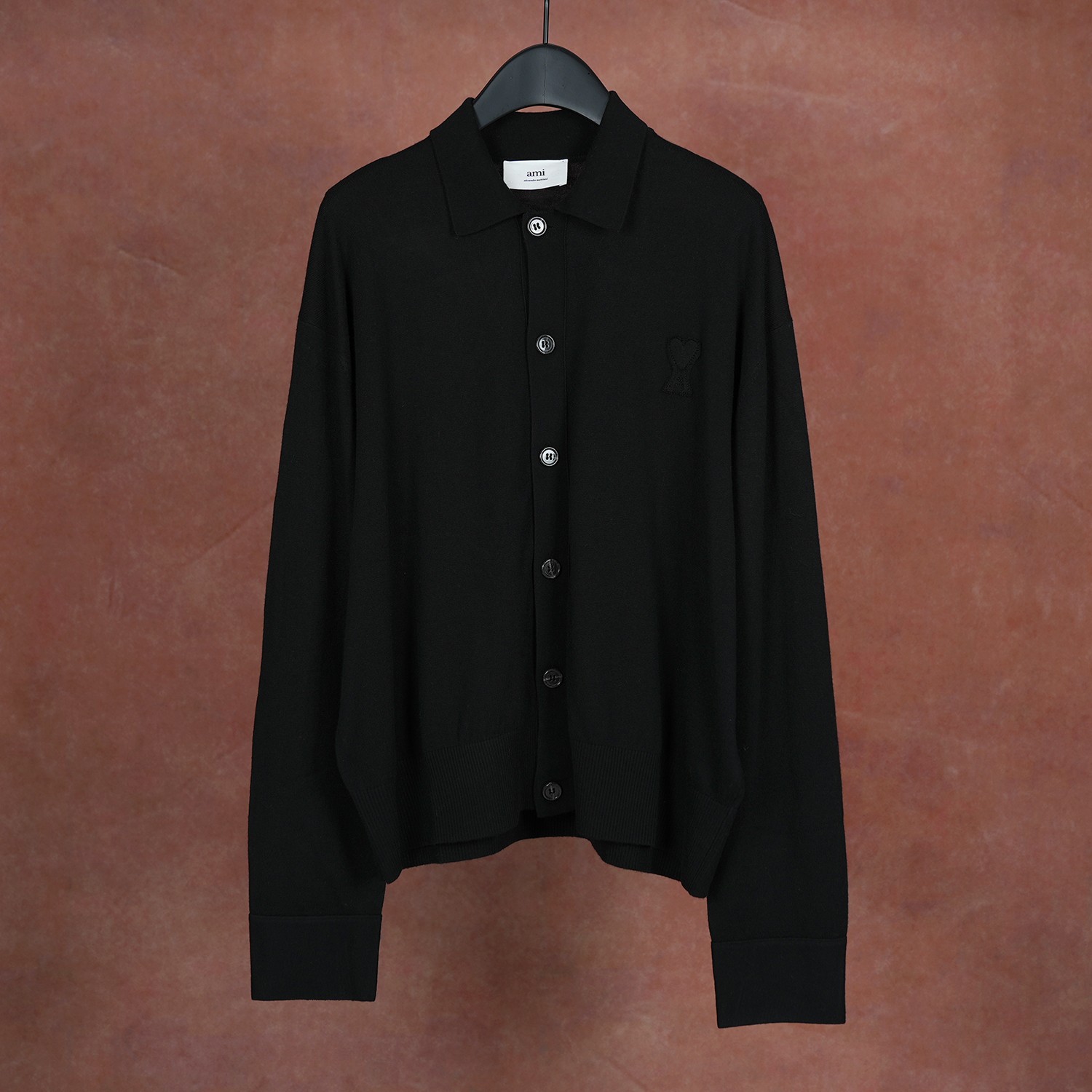 NO:575865,AMI 25 new autumn and winter style Thin embossed knitted cardigan with lapel 16-gauge wool cardigan Love heart decoration in the same color as the car cloth Loose version for men and women Short fashionable version Three colors sml,,alexander wang19860909AMI 25秋冬新款 翻领薄款浮雕针织开衫 16针羊毛开衫 车布同色爱心装饰 宽松版男女同款 短款时尚版型 三色sml,,alexander wang,Women's clothing