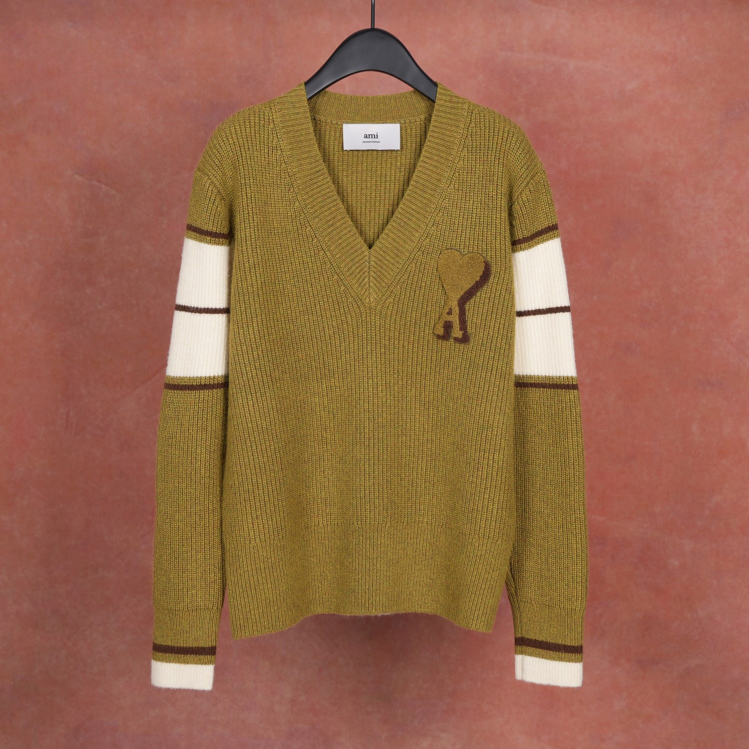 NO:575859,AMI 25 new autumn and winter style V-neck wool and alpaca contrast color love knitted long sleeves Contrast color splicing design on the sleeves Loose version Same style for men and women Two colors smlxl,,alexander wang19860909AMI 25秋冬新款 V领羊毛拼羊驼毛撞色爱心针织长袖 手袖撞色拼接设计 宽松版型 男女同款 两色smlxl,,alexander wang,Women's clothing