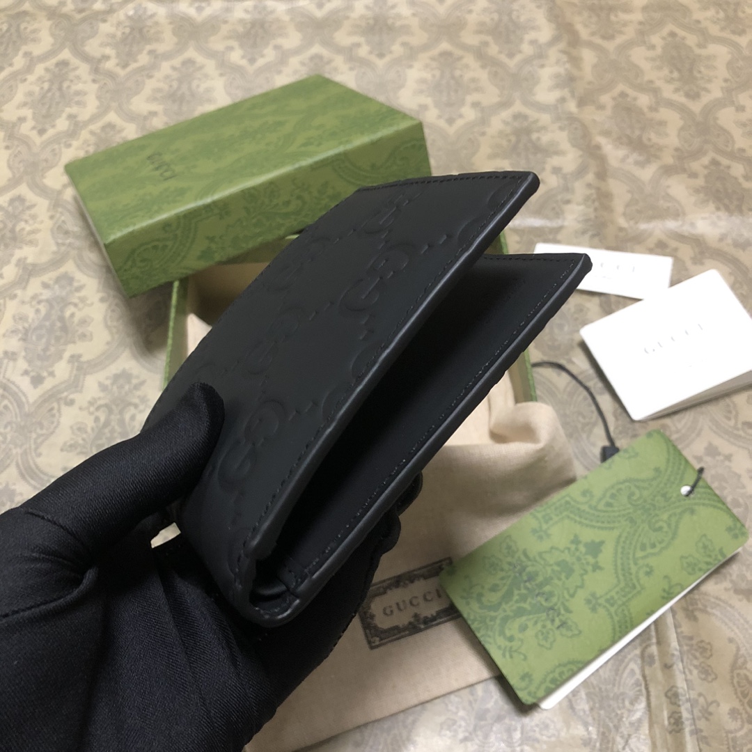 一系列以黑色橡胶效果皮革打造的男士钱包闪亮登场，透过现代美学视角为日常小配饰注入新鲜活力。全新材质为这款
