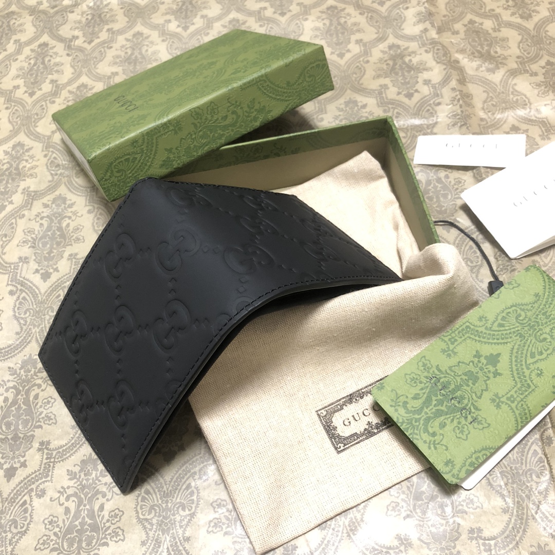 一系列以黑色橡胶效果皮革打造的男士钱包闪亮登场，透过现代美学视角为日常小配饰注入新鲜活力。全新材质为这款