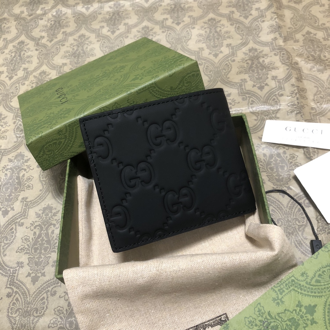 一系列以黑色橡胶效果皮革打造的男士钱包闪亮登场，透过现代美学视角为日常小配饰注入新鲜活力。全新材质为这款