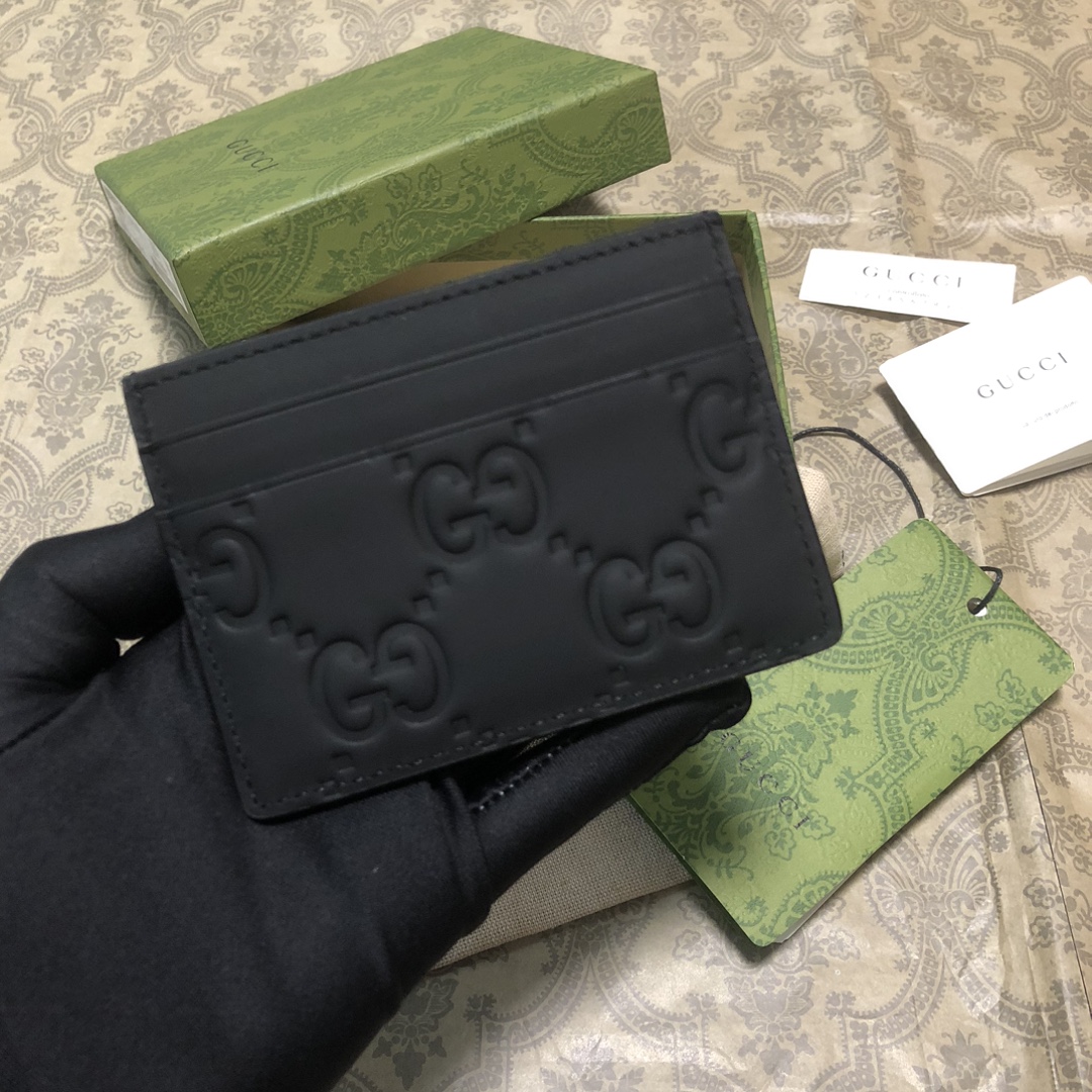 。此系列男士潮品以黑色橡胶效果皮革打造，透过现代美学视角为日常小配饰注入新鲜活力。全新材质，全新潮流，为