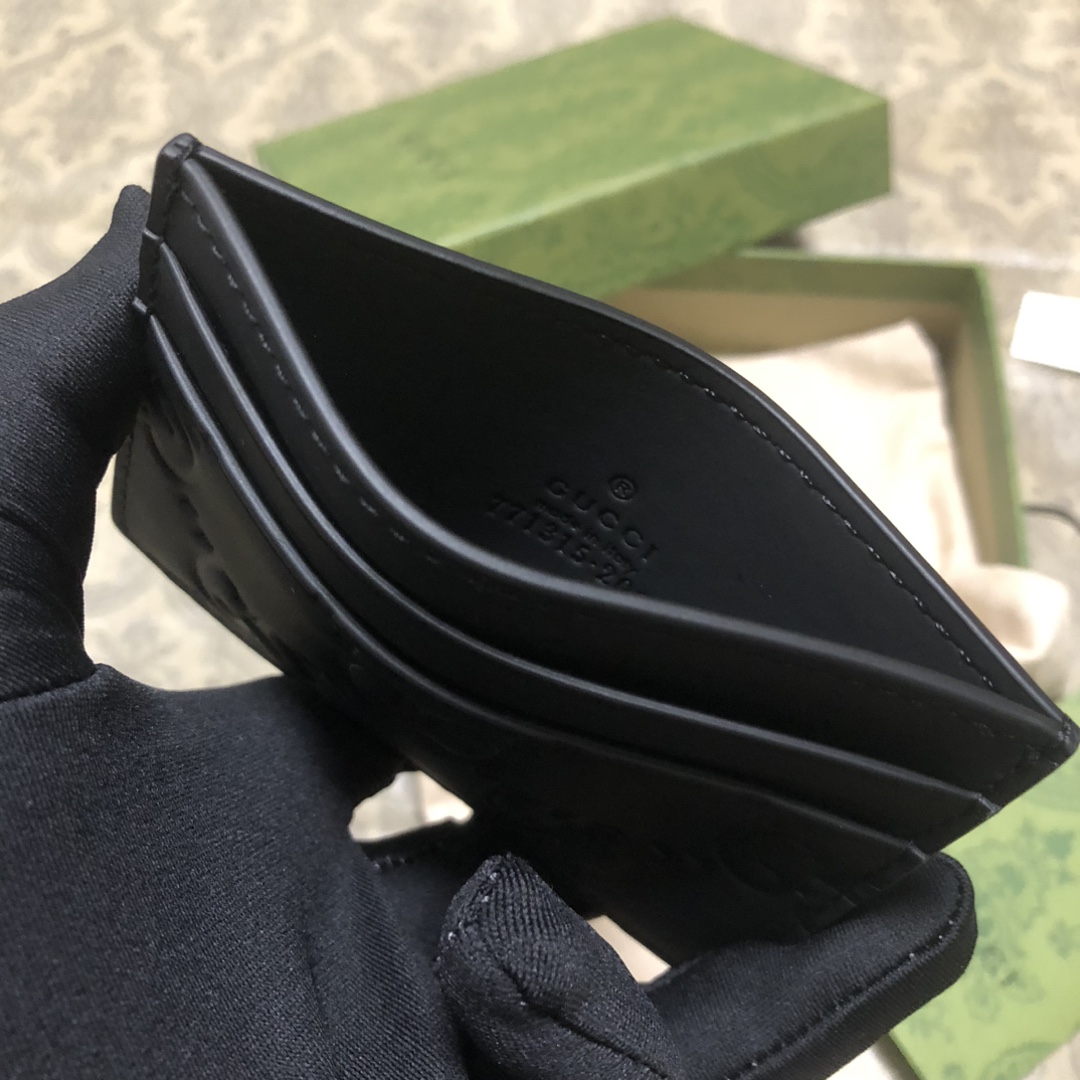 。此系列男士潮品以黑色橡胶效果皮革打造，透过现代美学视角为日常小配饰注入新鲜活力。全新材质，全新潮流，为