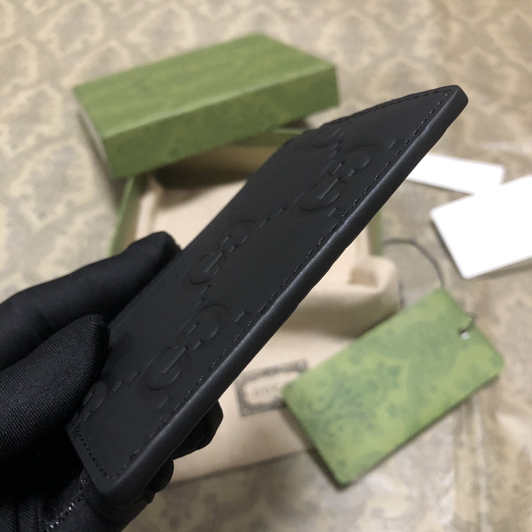 。此系列男士潮品以黑色橡胶效果皮革打造，透过现代美学视角为日常小配饰注入新鲜活力。全新材质，全新潮流，为