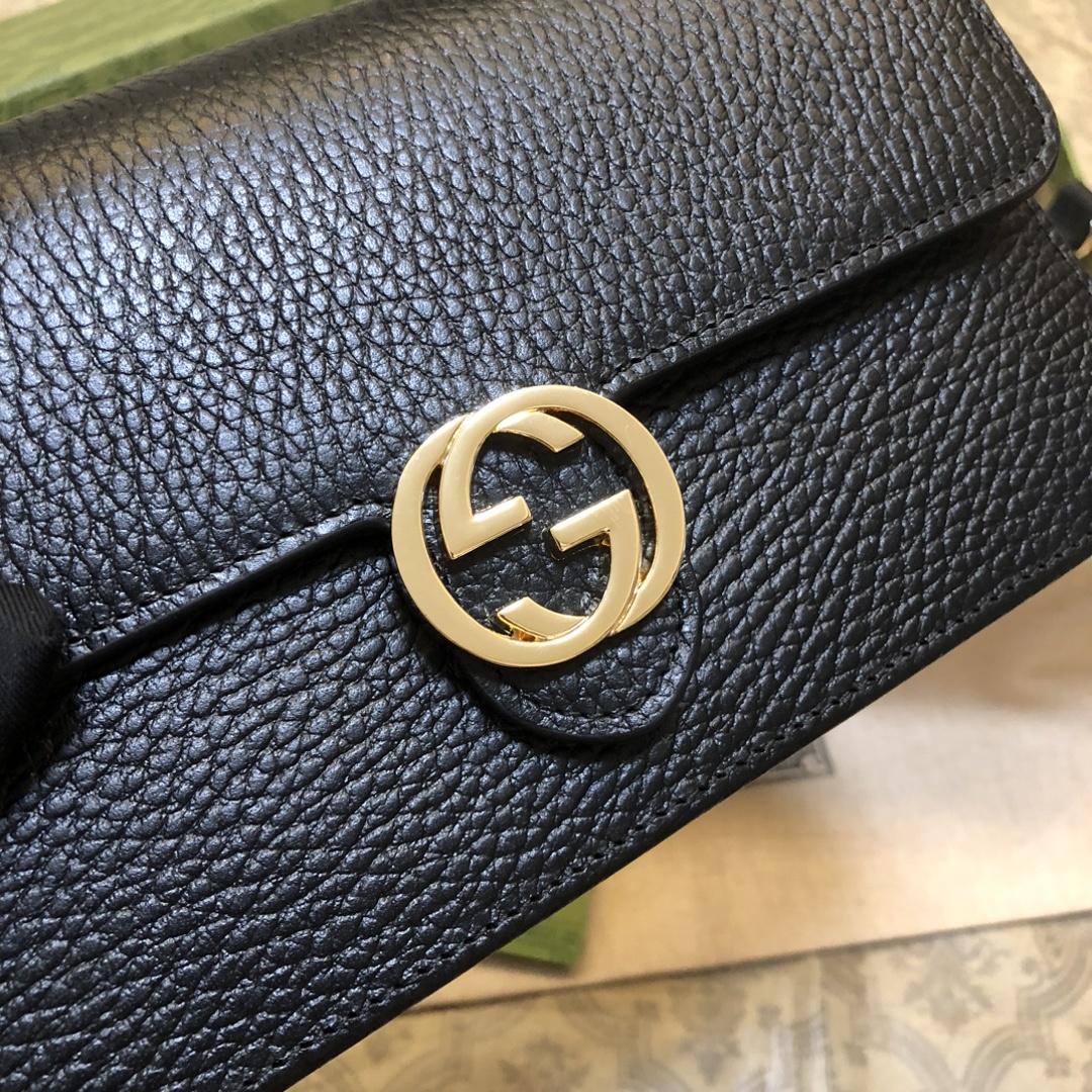 woc链条系列,街拍、旅行拍照的必备神器,款式小巧但容量很大,放下手机现金唇膏等小物件毫无压力,进口五金