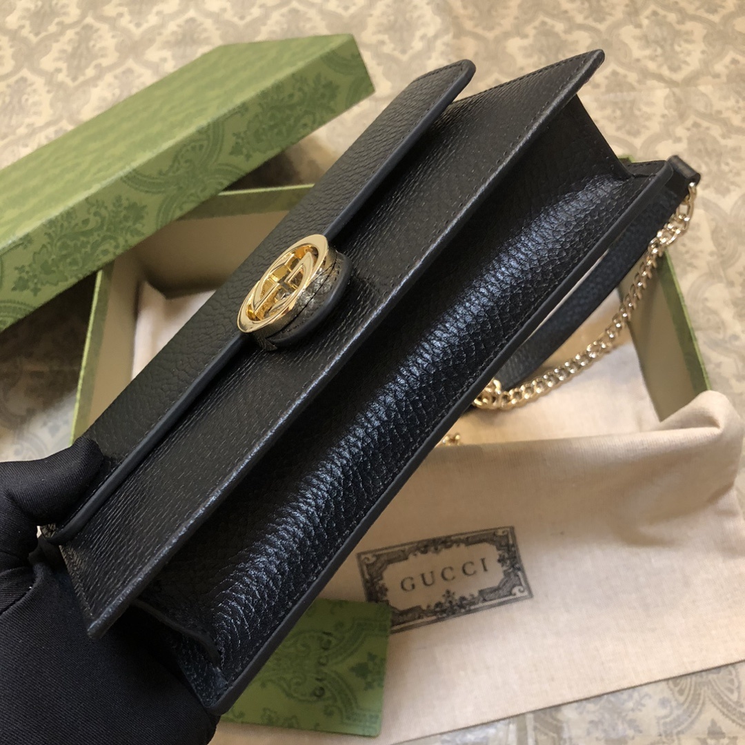 woc链条系列,街拍、旅行拍照的必备神器,款式小巧但容量很大,放下手机现金唇膏等小物件毫无压力,进口五金