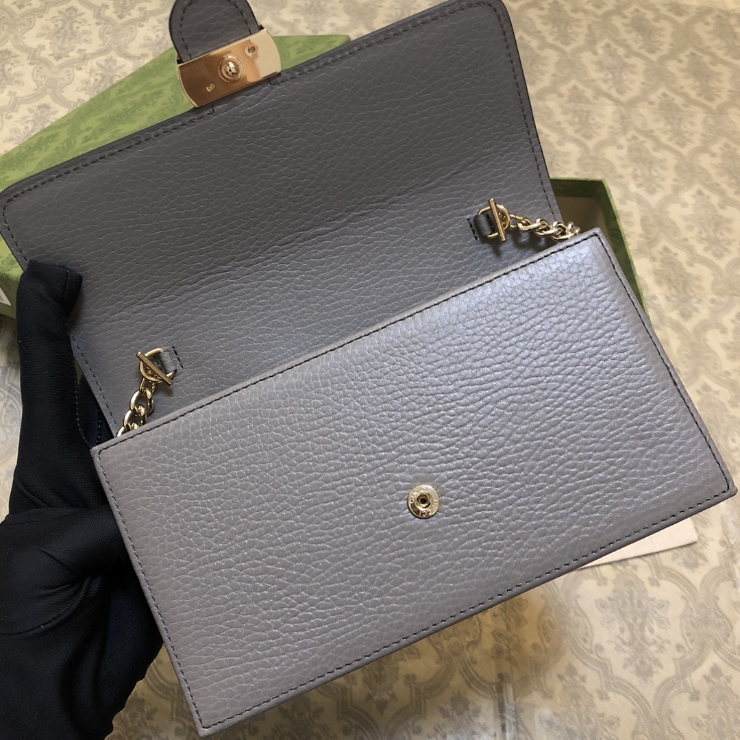woc链条系列,街拍、旅行拍照的必备神器,款式小巧但容量很大,放下手机现金唇膏等小物件毫无压力,进口五金