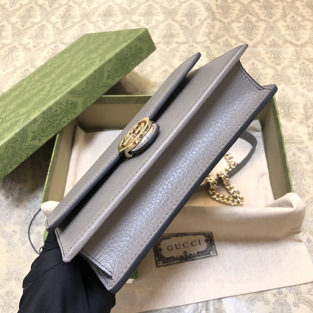 woc链条系列,街拍、旅行拍照的必备神器,款式小巧但容量很大,放下手机现金唇膏等小物件毫无压力,进口五金
