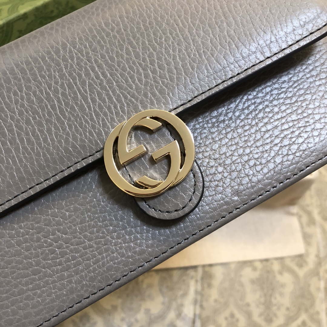 woc链条系列,街拍、旅行拍照的必备神器,款式小巧但容量很大,放下手机现金唇膏等小物件毫无压力,进口五金