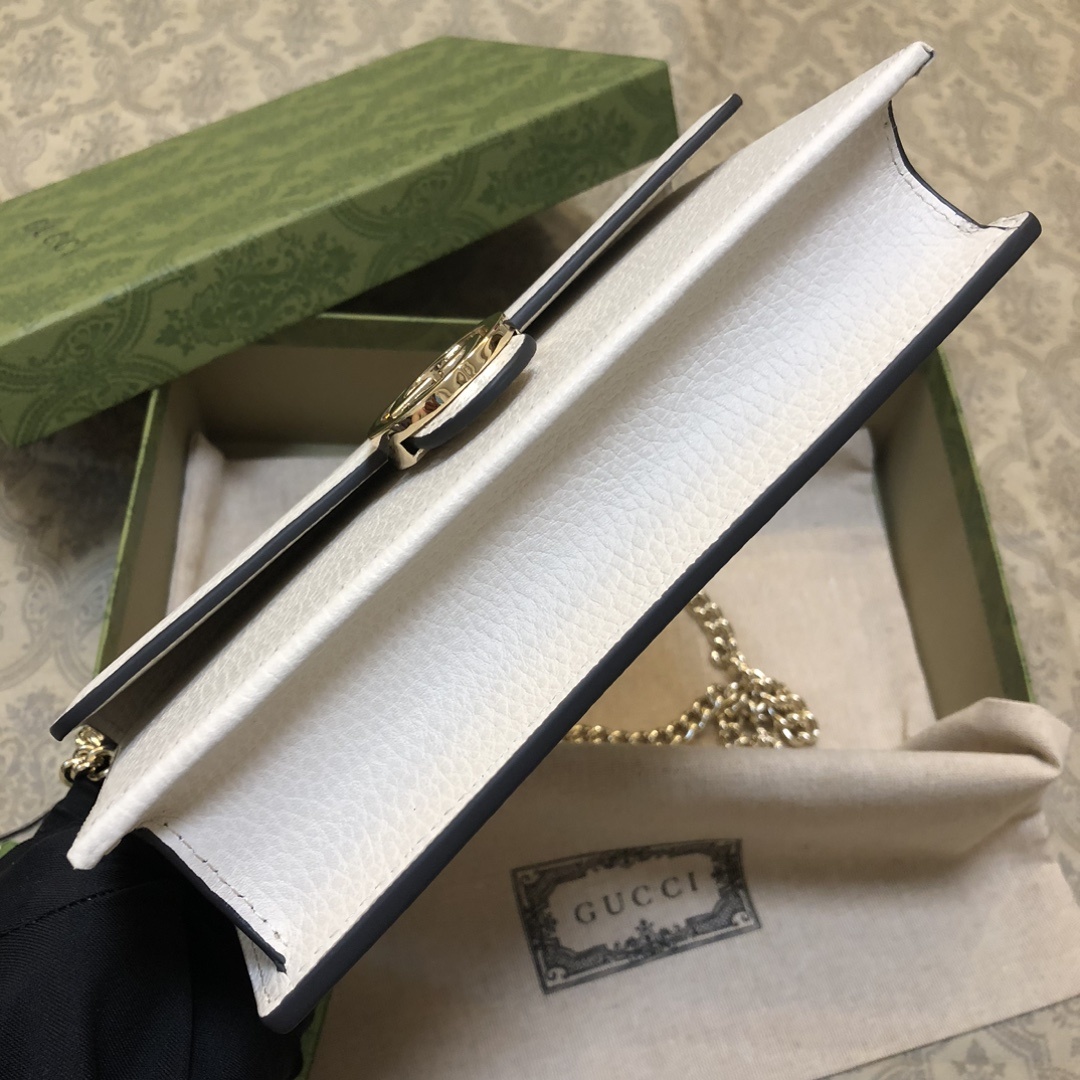 woc链条系列,街拍、旅行拍照的必备神器,款式小巧但容量很大,放下手机现金唇膏等小物件毫无压力,进口五金