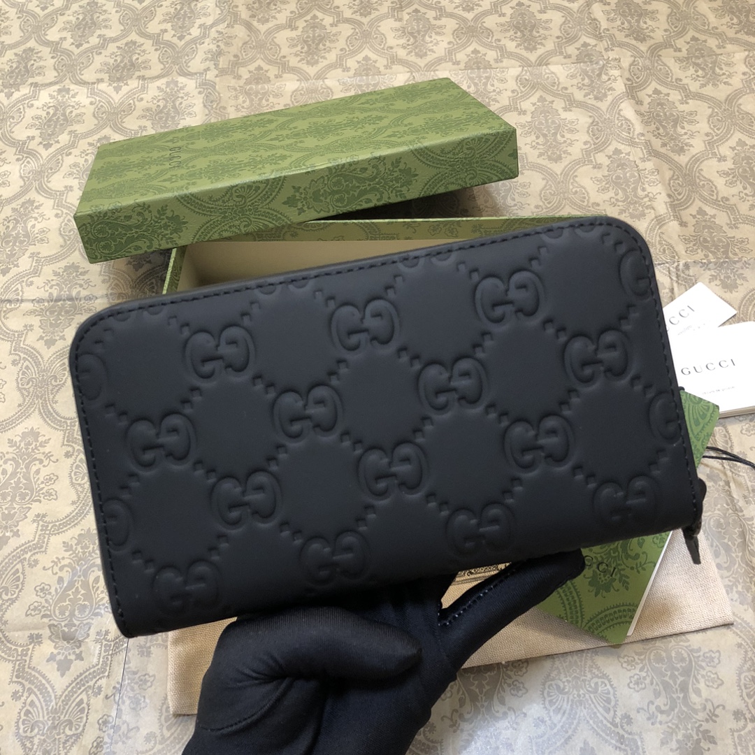 一款以黑色橡胶效果皮革打造的男士全拉链钱夹闪亮登场，全新材质为这款设有一个腕带提手的时尚单品带来视觉上的