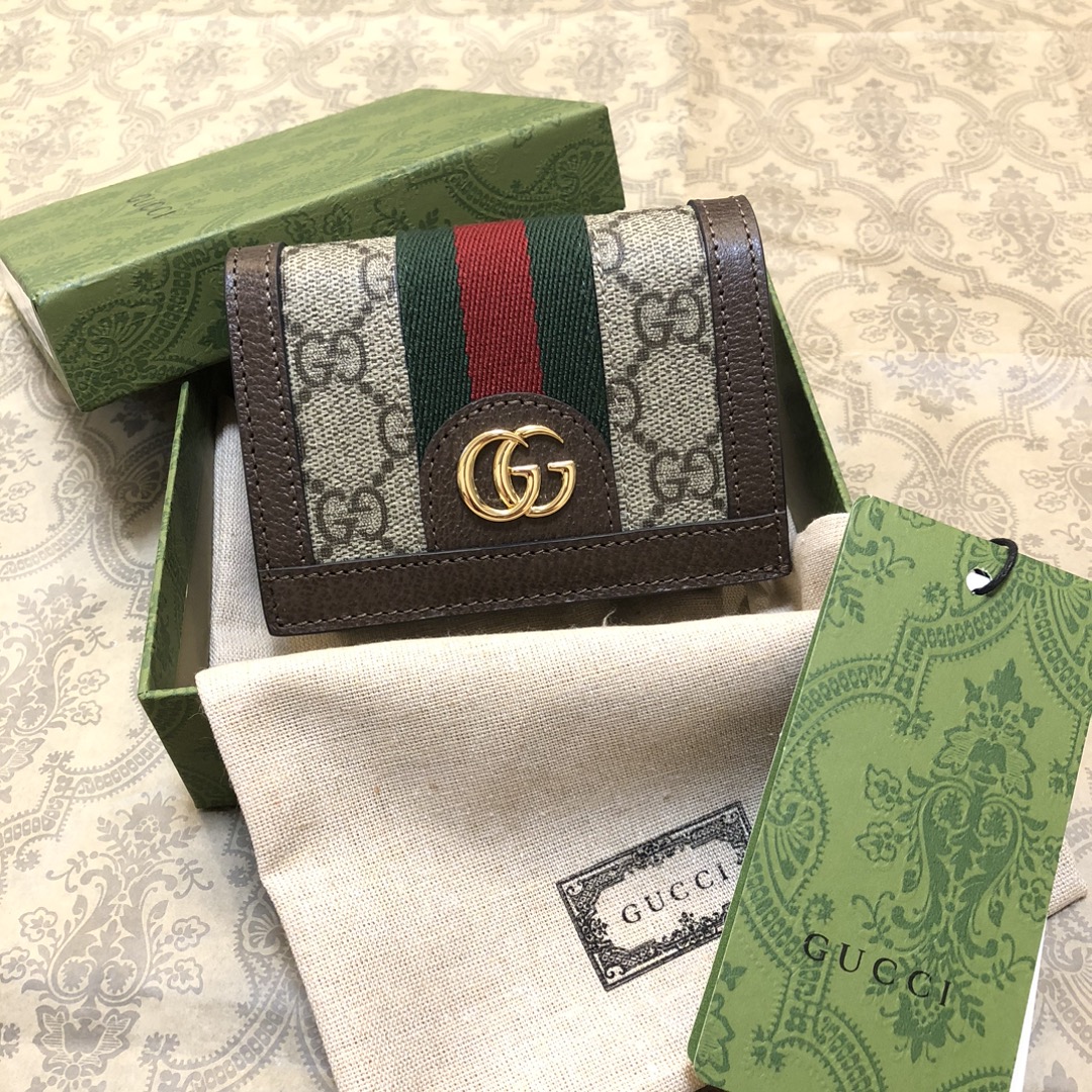 于1970年代开始使用的GG标识，由始于1930年代的早期Gucci钻石菱格纹演化而来。这款长款钱包将标