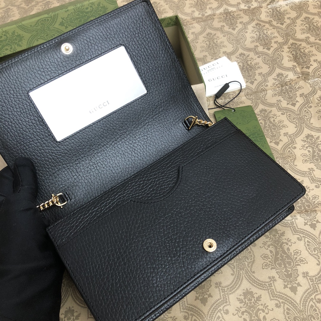 这款GG Marmont系列链带钱包采用经典耐看的黑色皮革制作，为《Aria-时尚咏叹调》系列再添经典之