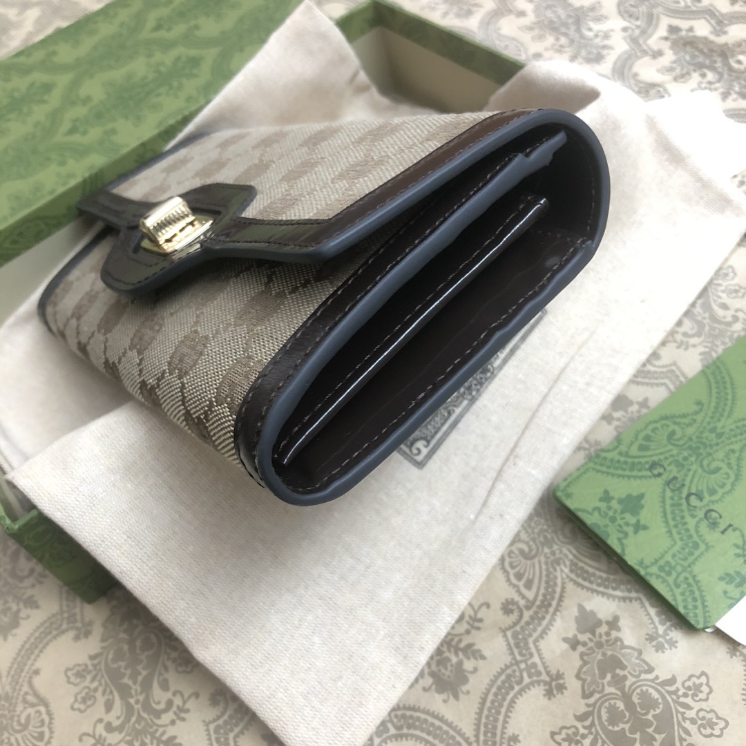 Gucci Luce系列包袋散发着浓郁的俏皮感和趣味感,“Luce”在意大利语中意为“光明”。Origi