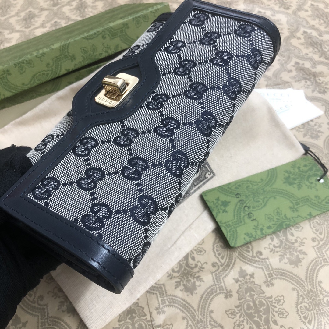 Gucci Luce系列包袋散发着浓郁的俏皮感和趣味感,“Luce”在意大利语中意为“光明”。Origi