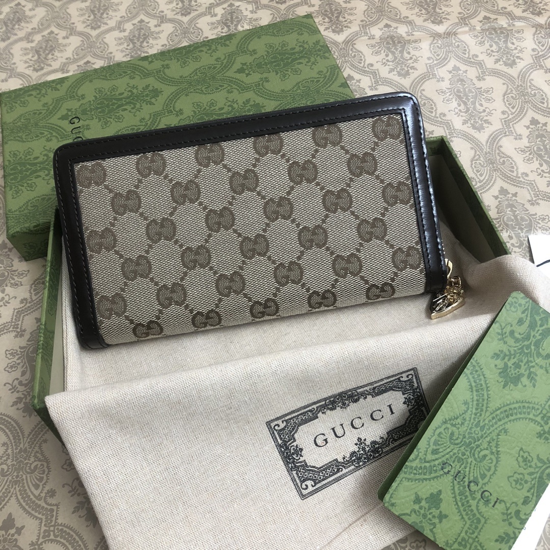 Gucci Luce系列包袋散发着浓郁的俏皮感和趣味感,“Luce”在意大利语中意为“光明”。Origi