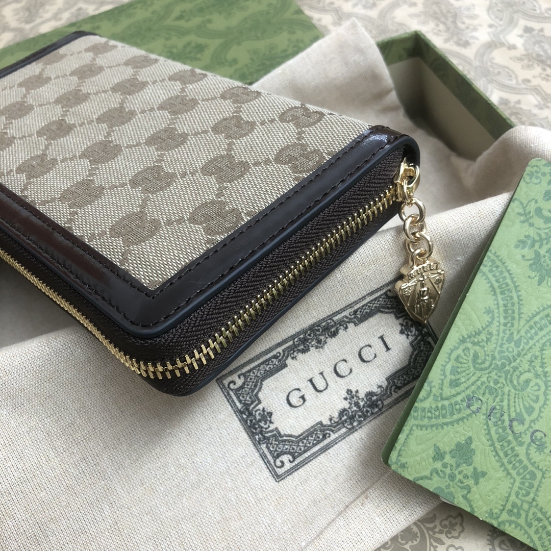Gucci Luce系列包袋散发着浓郁的俏皮感和趣味感,“Luce”在意大利语中意为“光明”。Origi