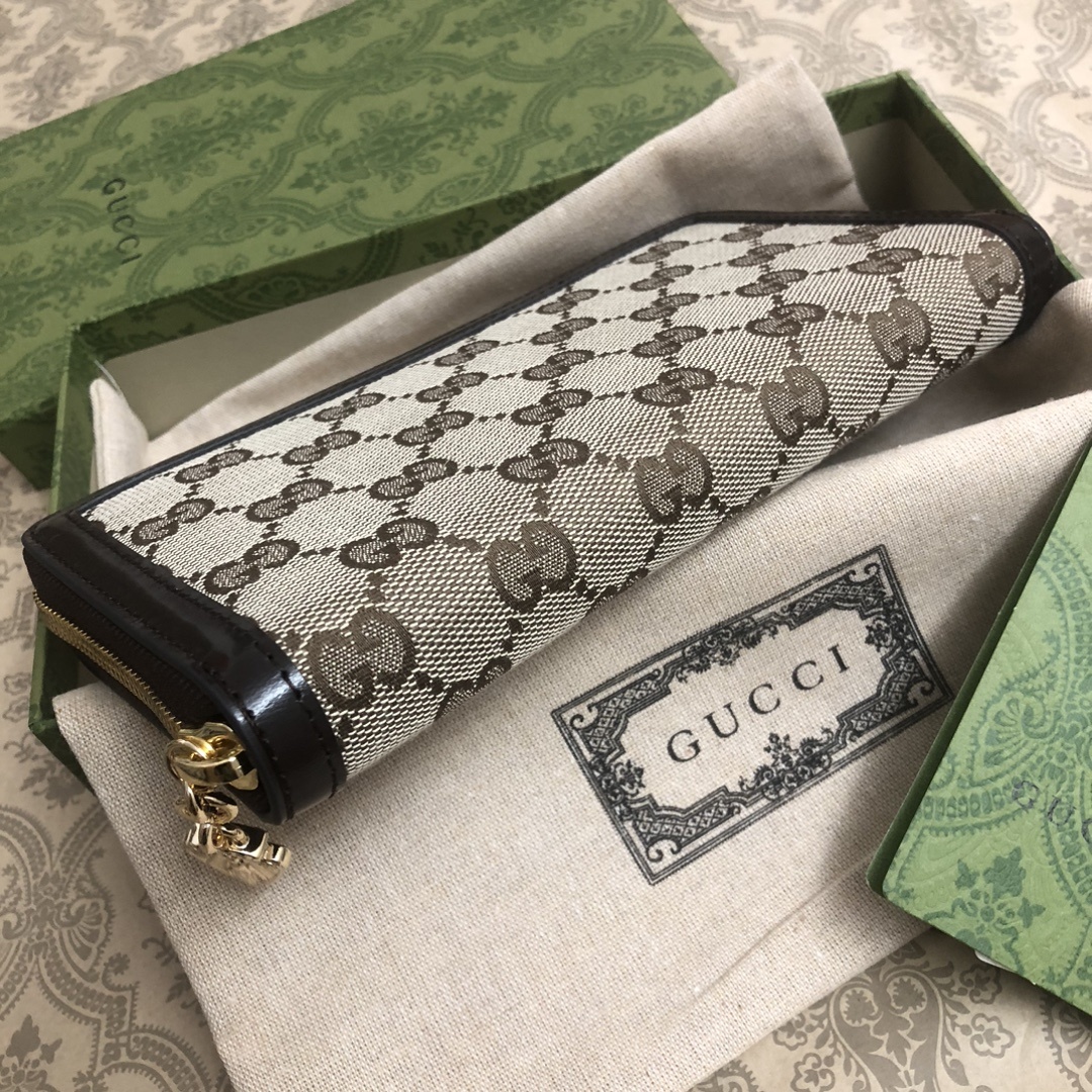 Gucci Luce系列包袋散发着浓郁的俏皮感和趣味感,“Luce”在意大利语中意为“光明”。Origi