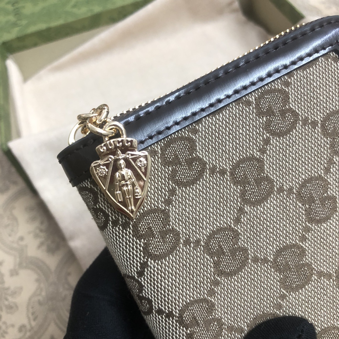 Gucci Luce系列包袋散发着浓郁的俏皮感和趣味感,“Luce”在意大利语中意为“光明”。Origi