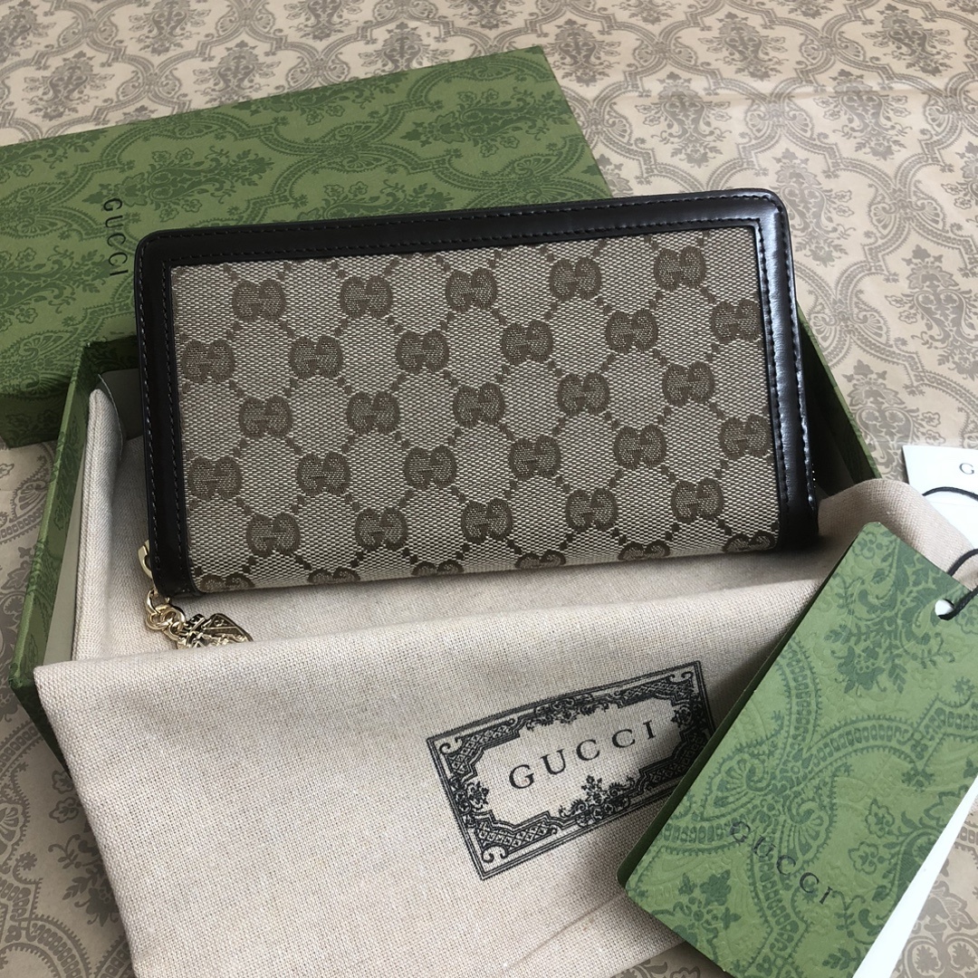 Gucci Luce系列包袋散发着浓郁的俏皮感和趣味感,“Luce”在意大利语中意为“光明”。Origi