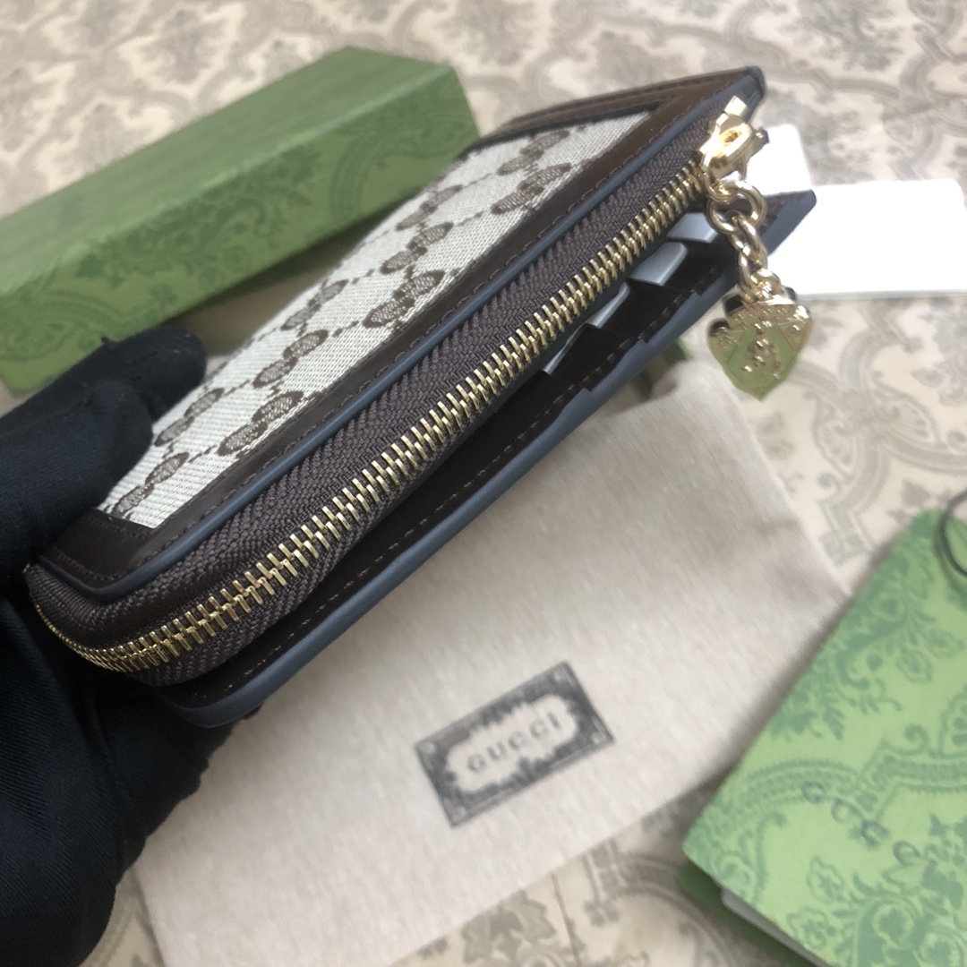 Gucci Luce系列包袋散发着浓郁的俏皮感和趣味感,“Luce”在意大利语中意为“光明”。Origi