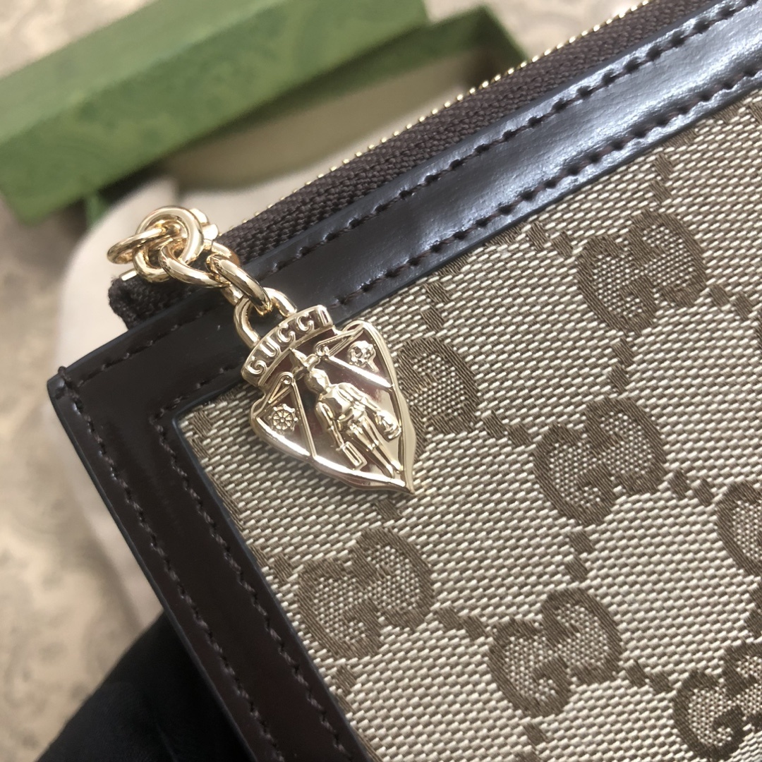 Gucci Luce系列包袋散发着浓郁的俏皮感和趣味感,“Luce”在意大利语中意为“光明”。Origi