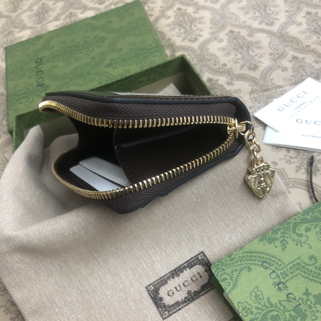 Gucci Luce系列包袋散发着浓郁的俏皮感和趣味感,“Luce”在意大利语中意为“光明”。Origi